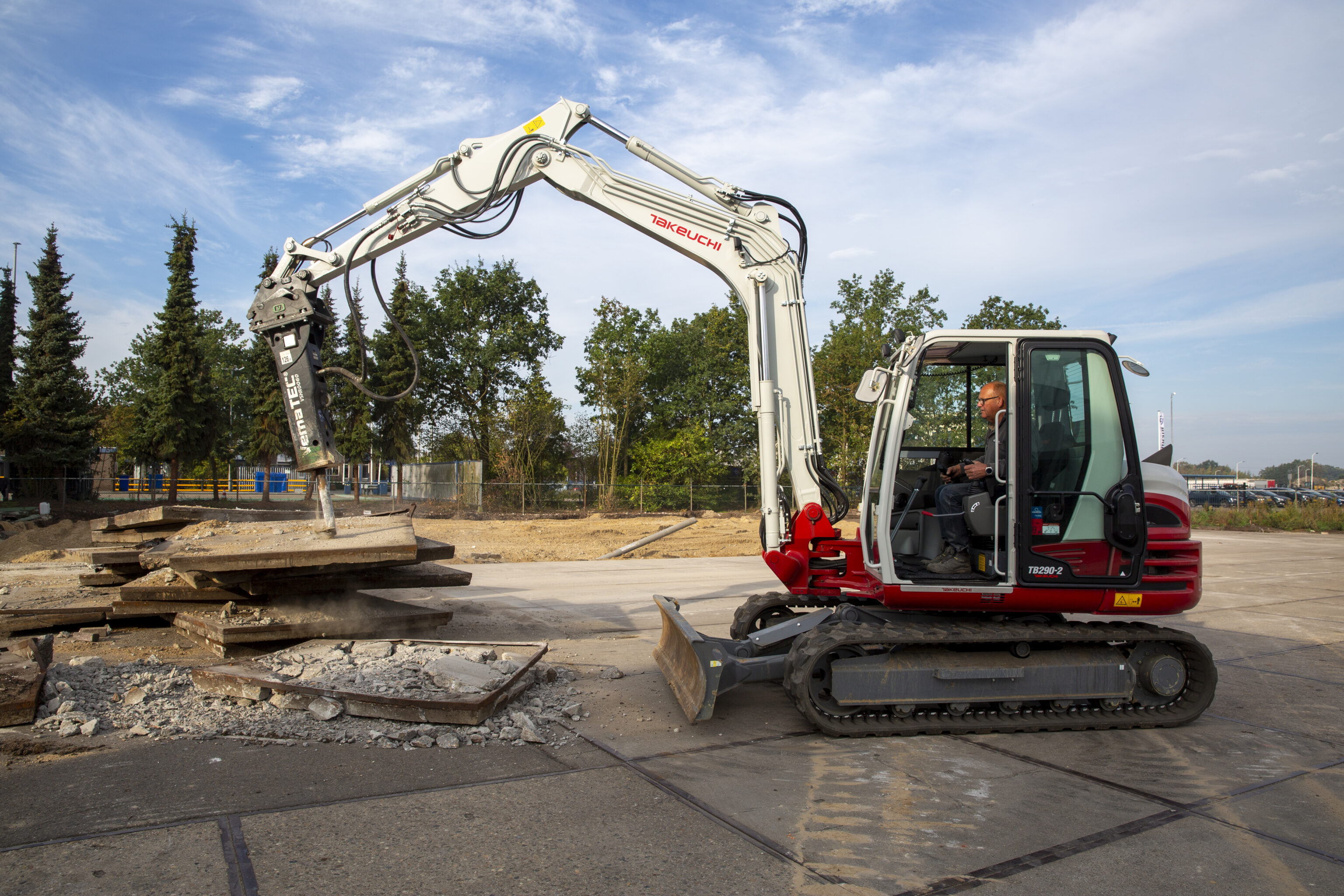 Takeuchi TB290-2 monoboom midigraver met sloophamer