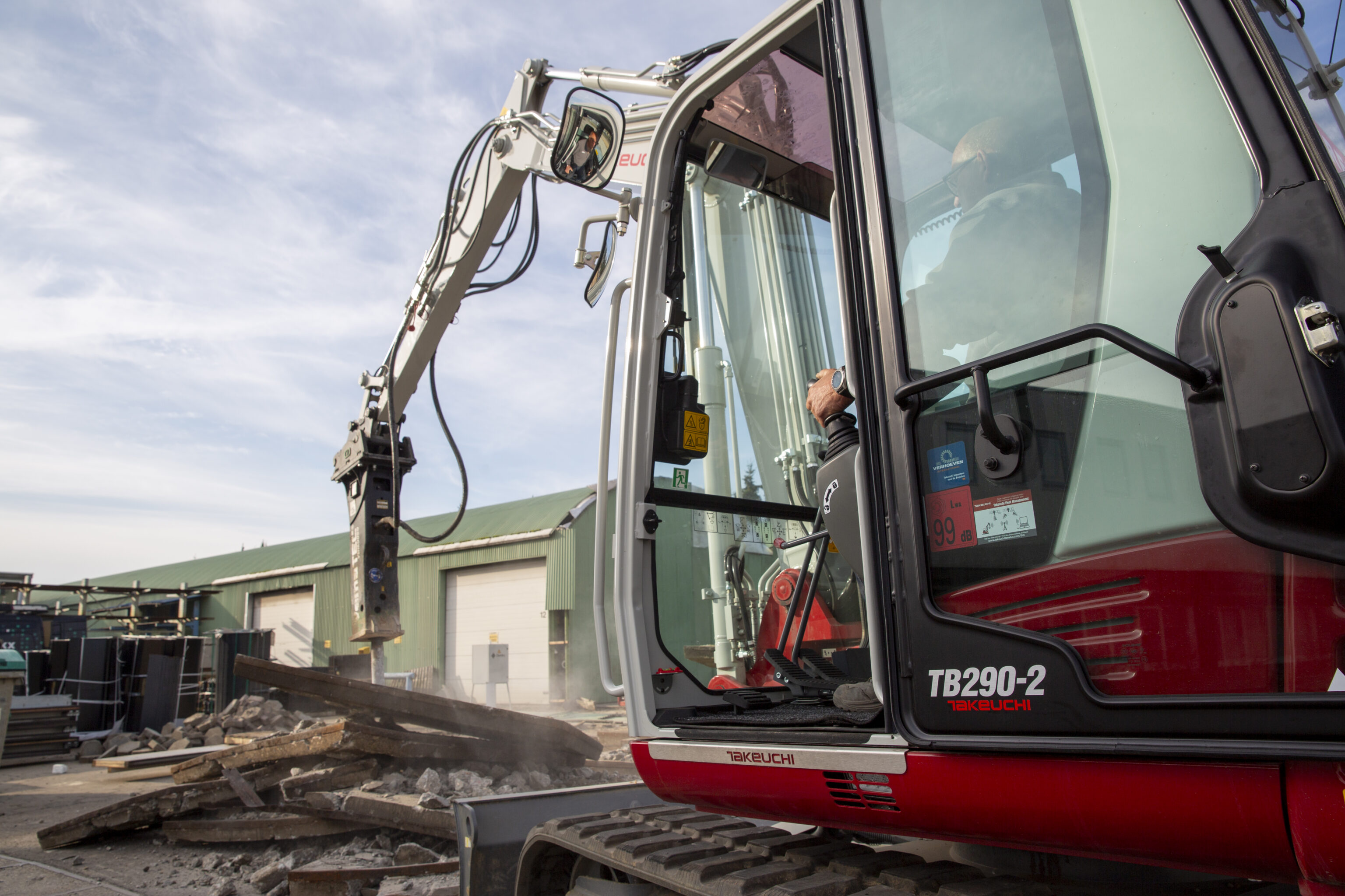 Takeuchi TB290-2 monoboom sloopt stelconplaat met sloophamer