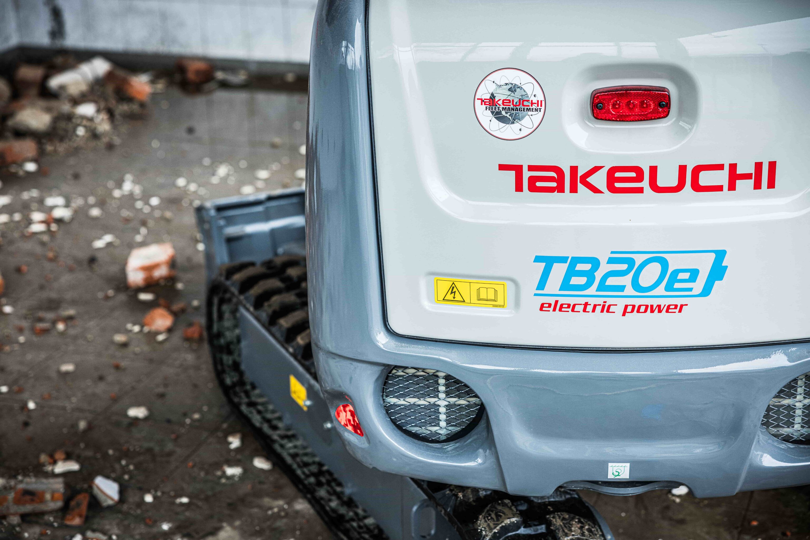 Ingezoomd TB20e logo achterkant Takeuchi