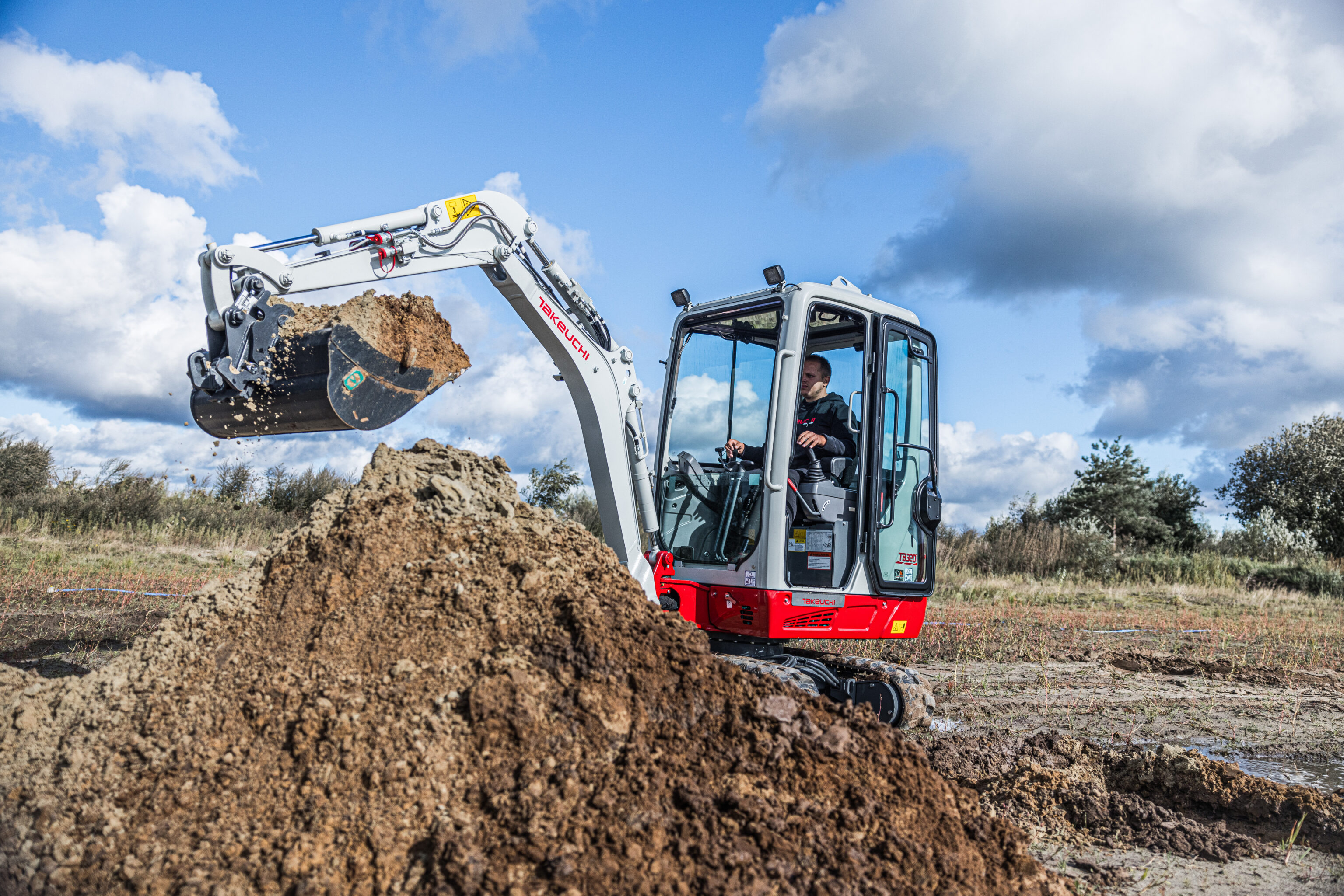La force d’excavation impressionnante de la minipelle Takeuchi TB320 de 2 tonnes
