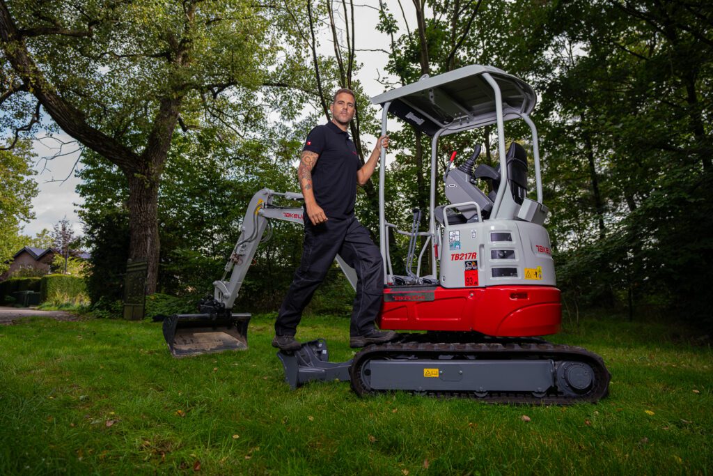 TB217R met poserende man in tuin