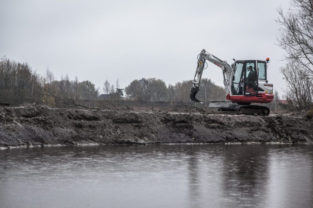 De TB230 bij de vijver tijdens graafwerkzaamheden