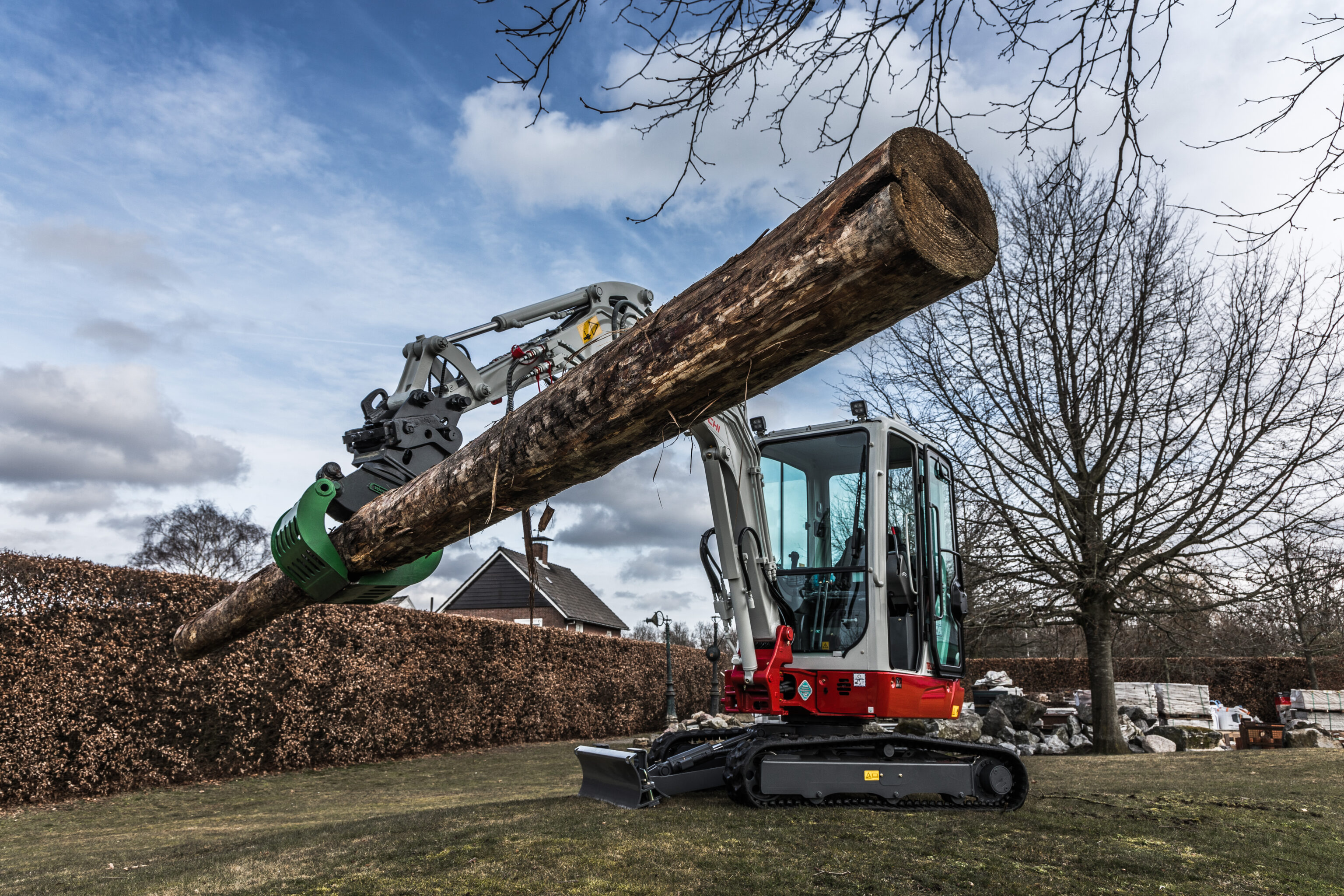 Minigraver tilt boomstam in grijper