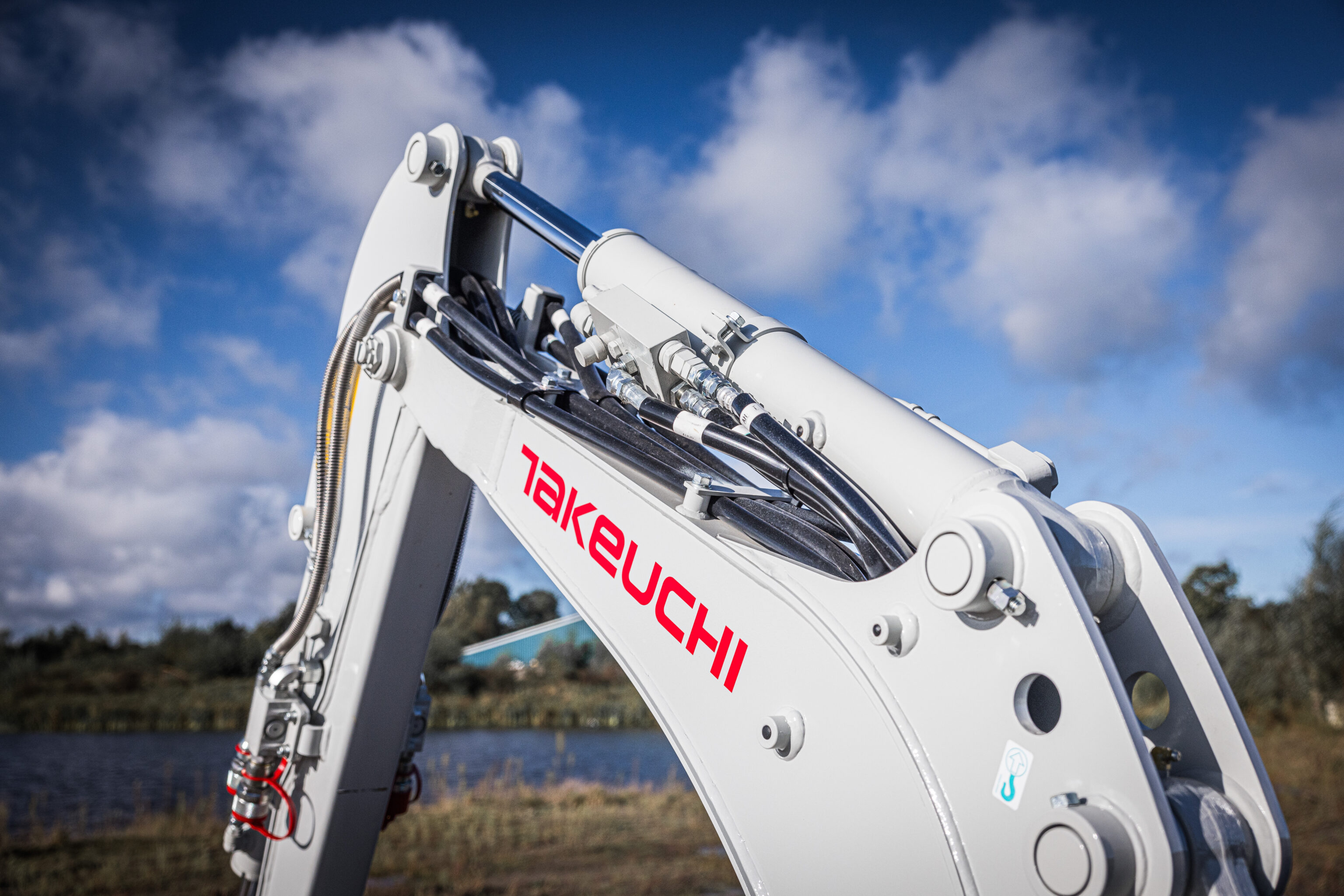 Beschermde hefcilinder aan giek Takeuchi TB320