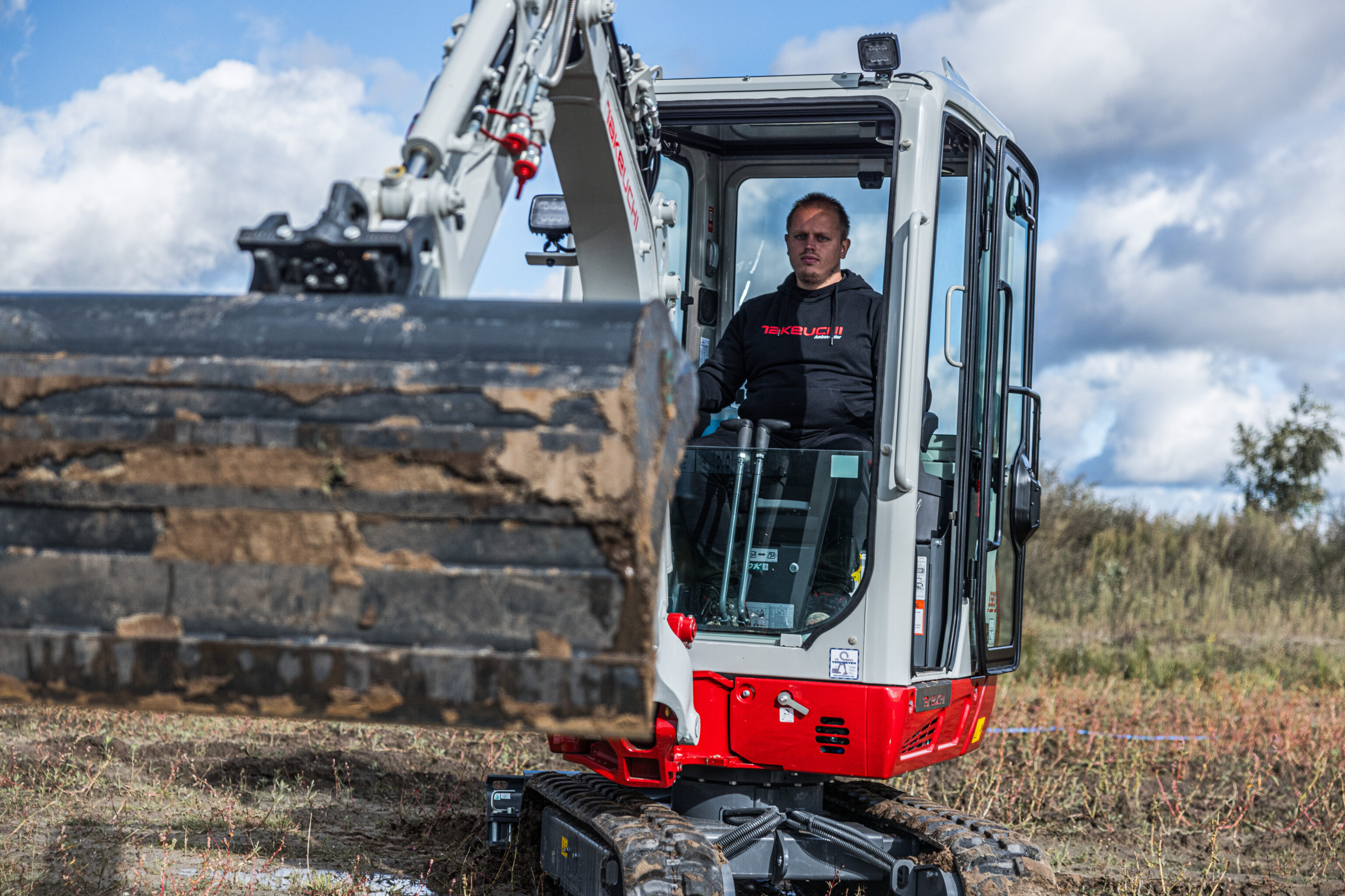 Cabine spacieuse de la Takeuchi TB320