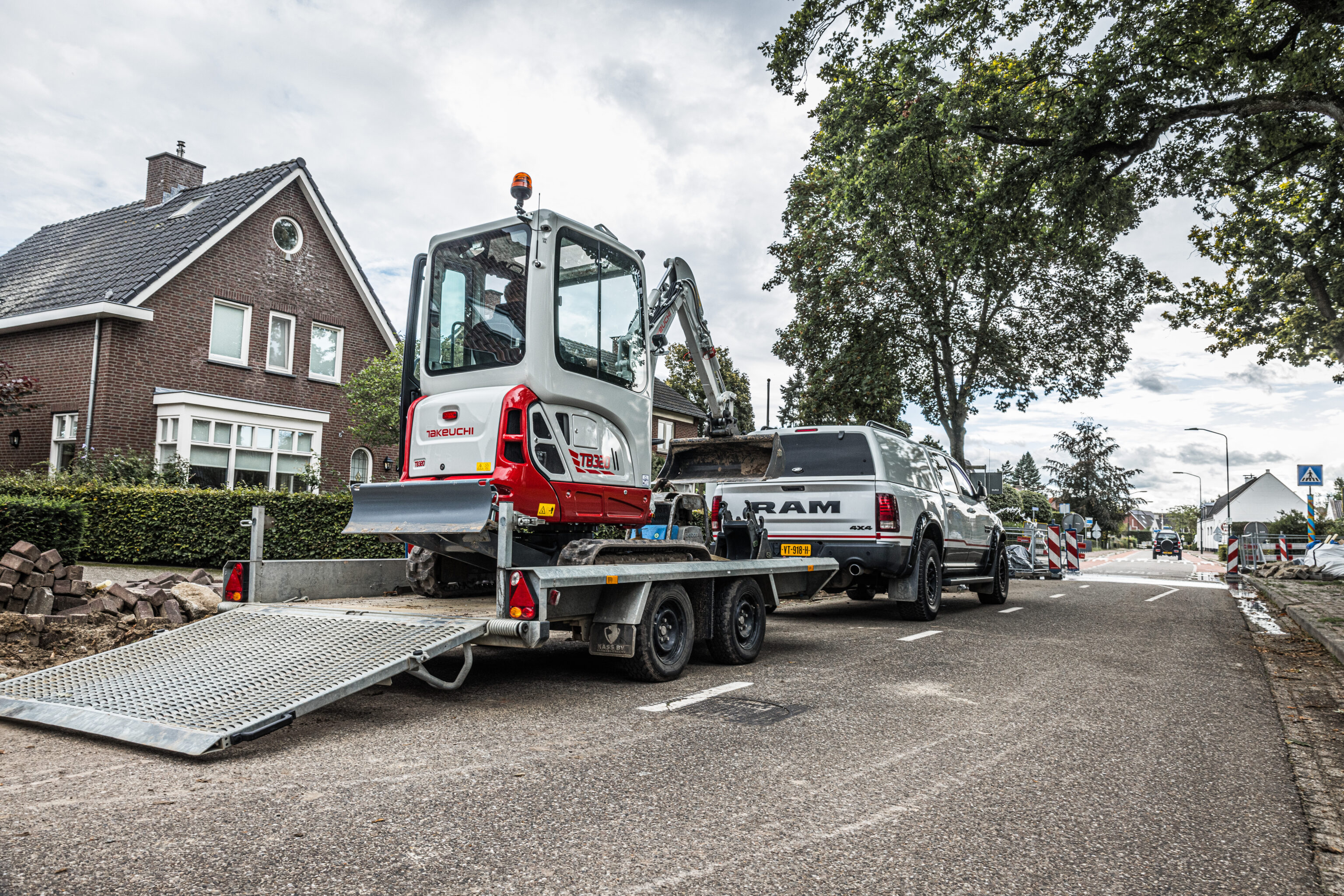Takeuchi TB320 sur remorque grâce au faible poids de la machine