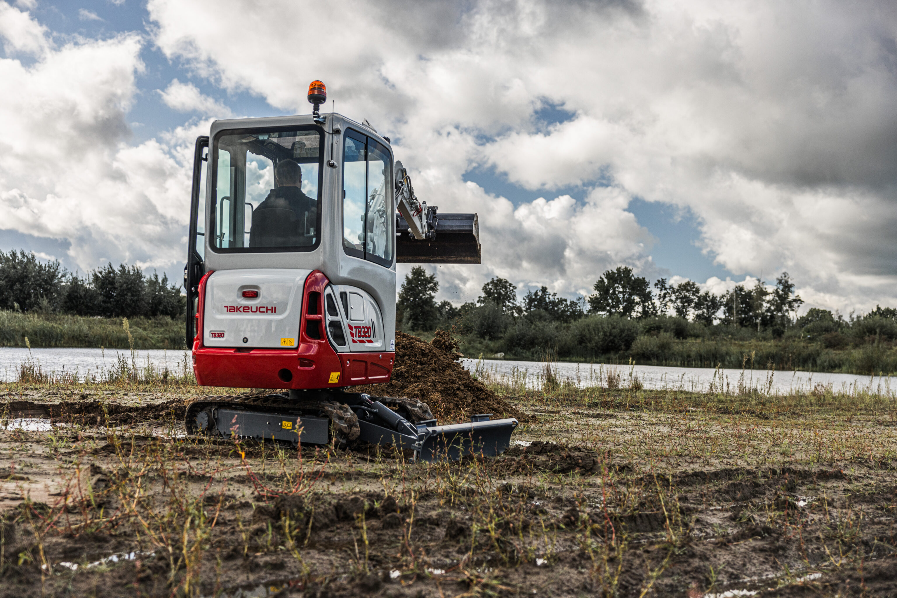 Une Takeuchi TB320 en action lors de travaux d’excavation