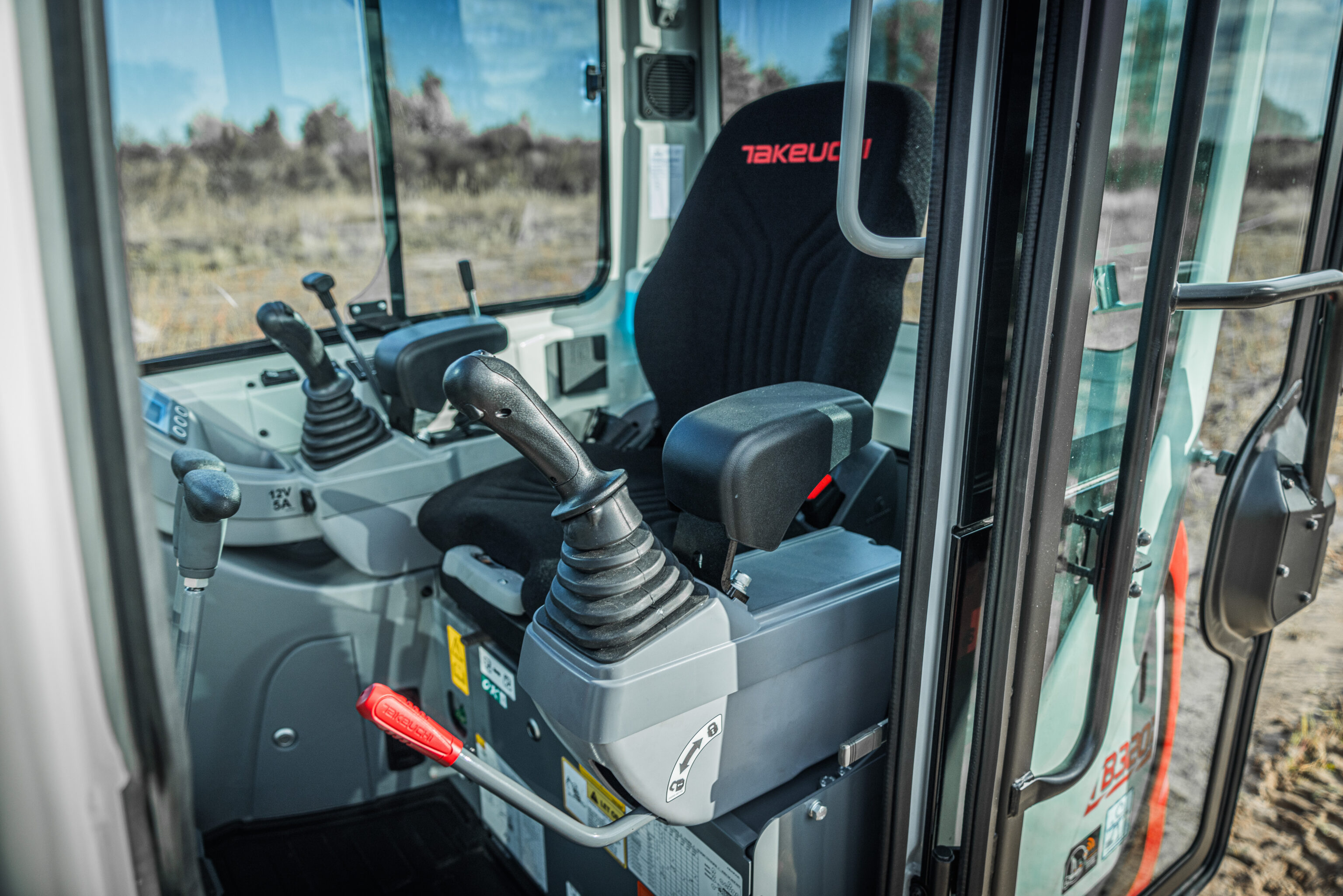 Takeuchi TB320 luchtgeveerde stoel en ruime deuropening