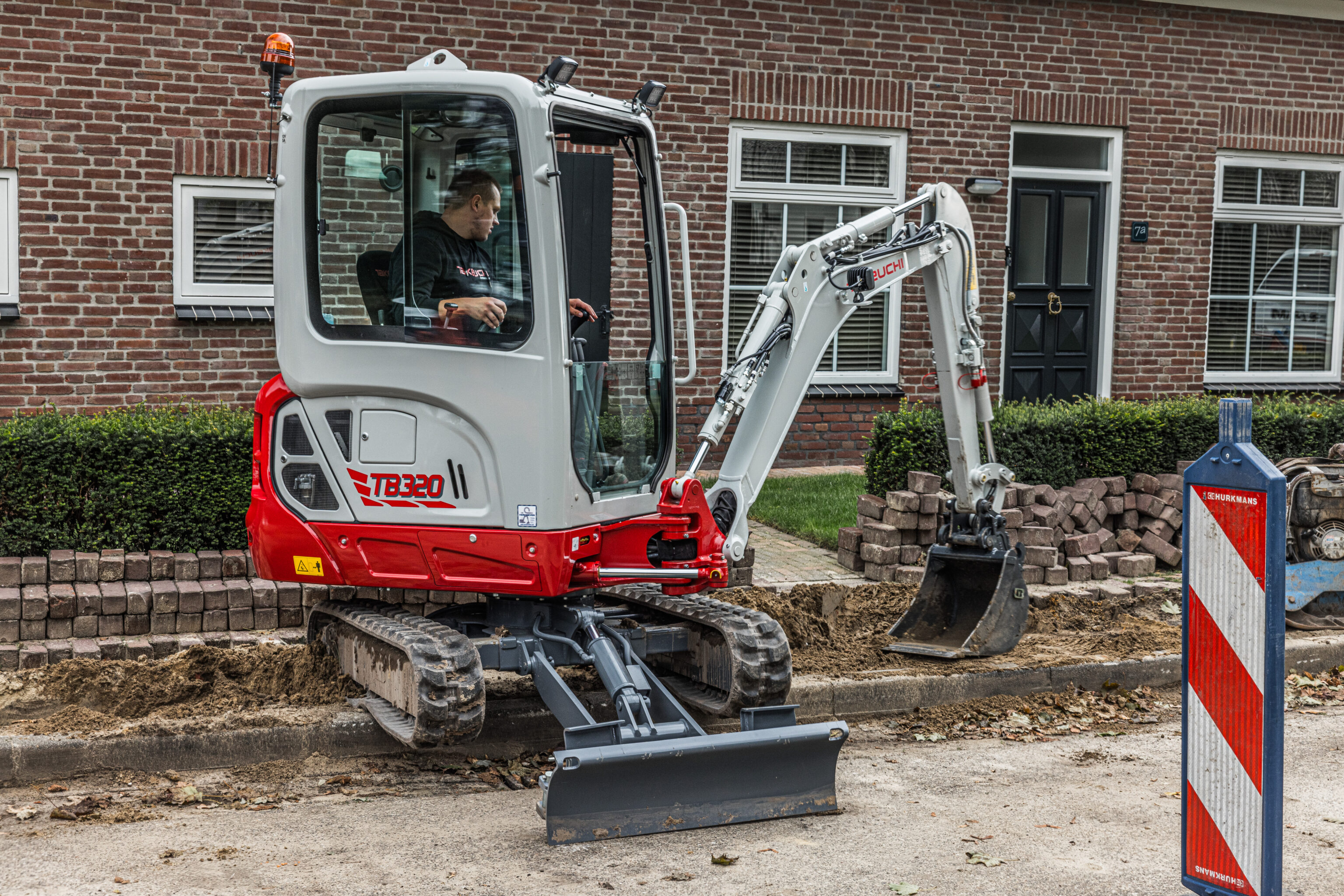 De Takeuchi TB320 graafmachine is ook ideaal voor stratenmakers