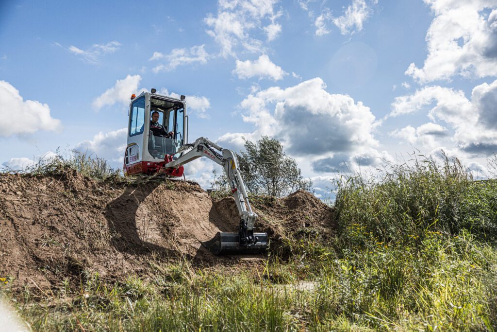 Takeuchi TB320 minigraver op een talud
