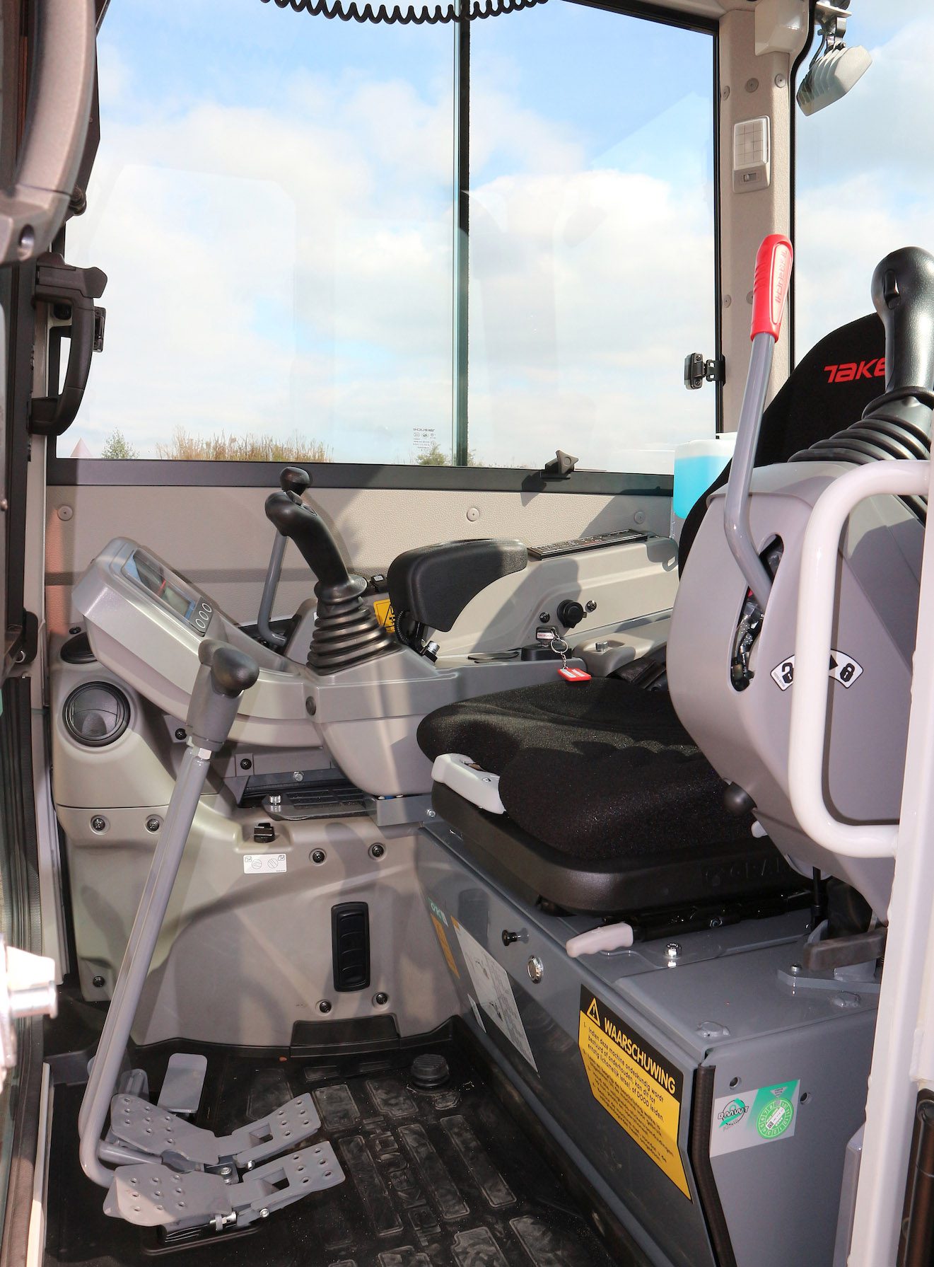 Ruime instap in de cabine van de TB325R