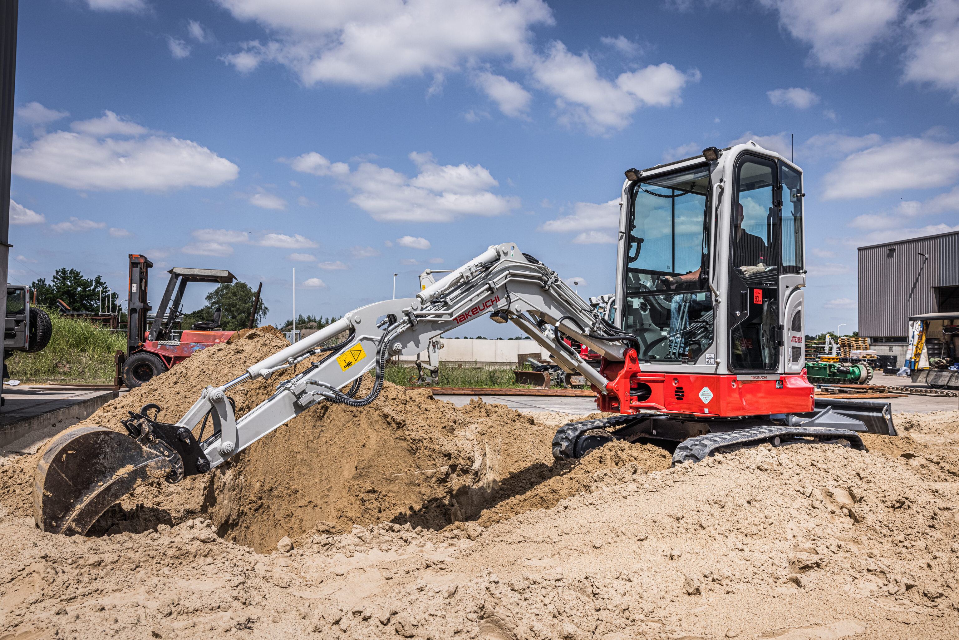 Minipelle Takeuchi TB325R effectuant des travaux d’excavation
