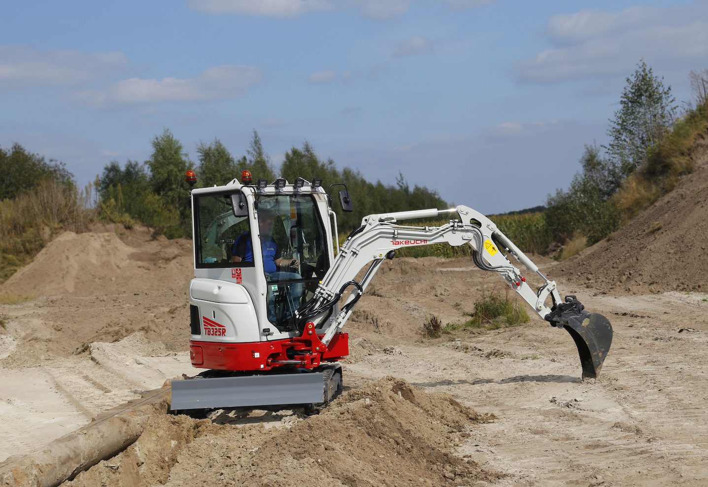 Takeuchi minigraver die klaar aan het graven is
