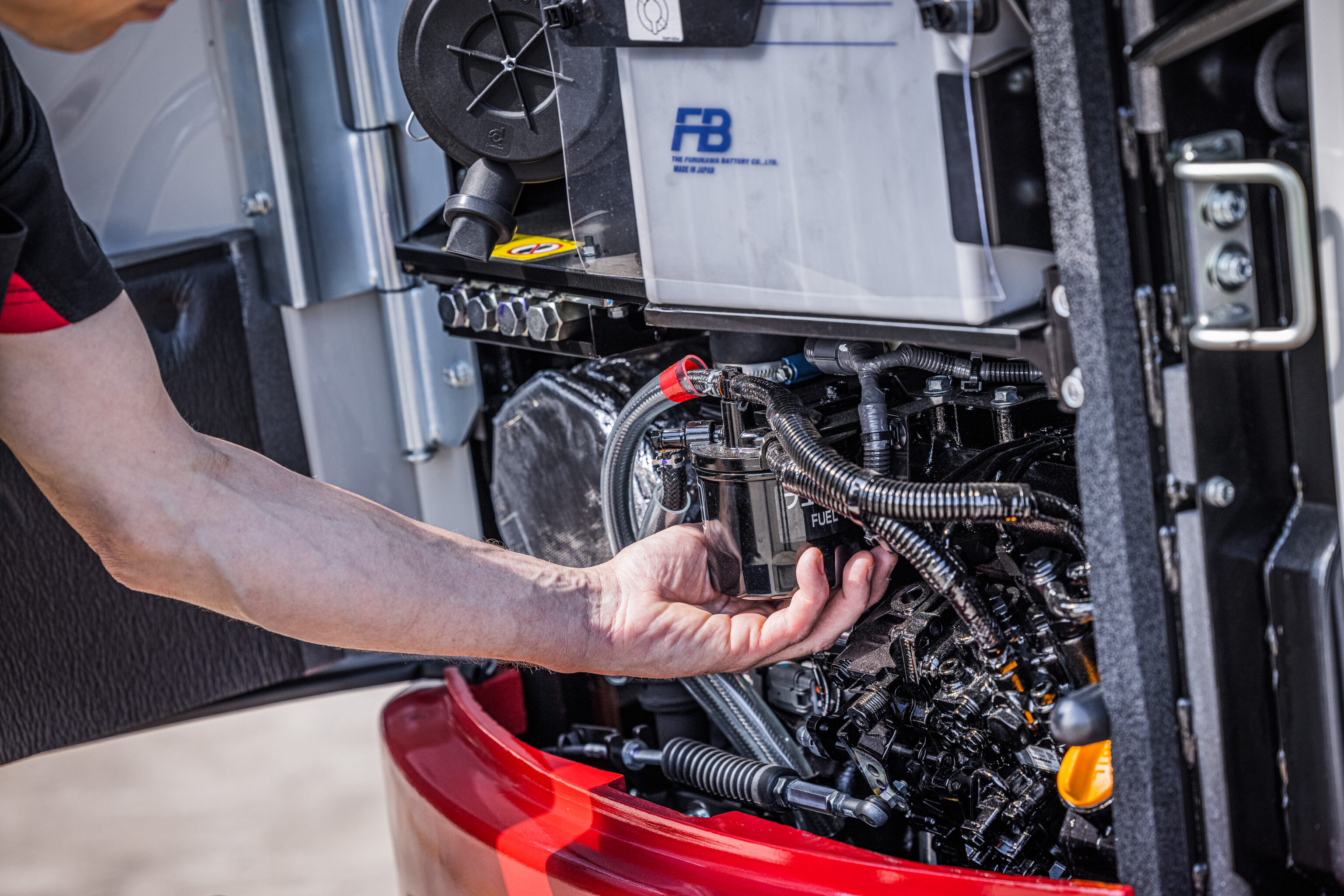 le compartiment moteur de la Takeuchi TB325R