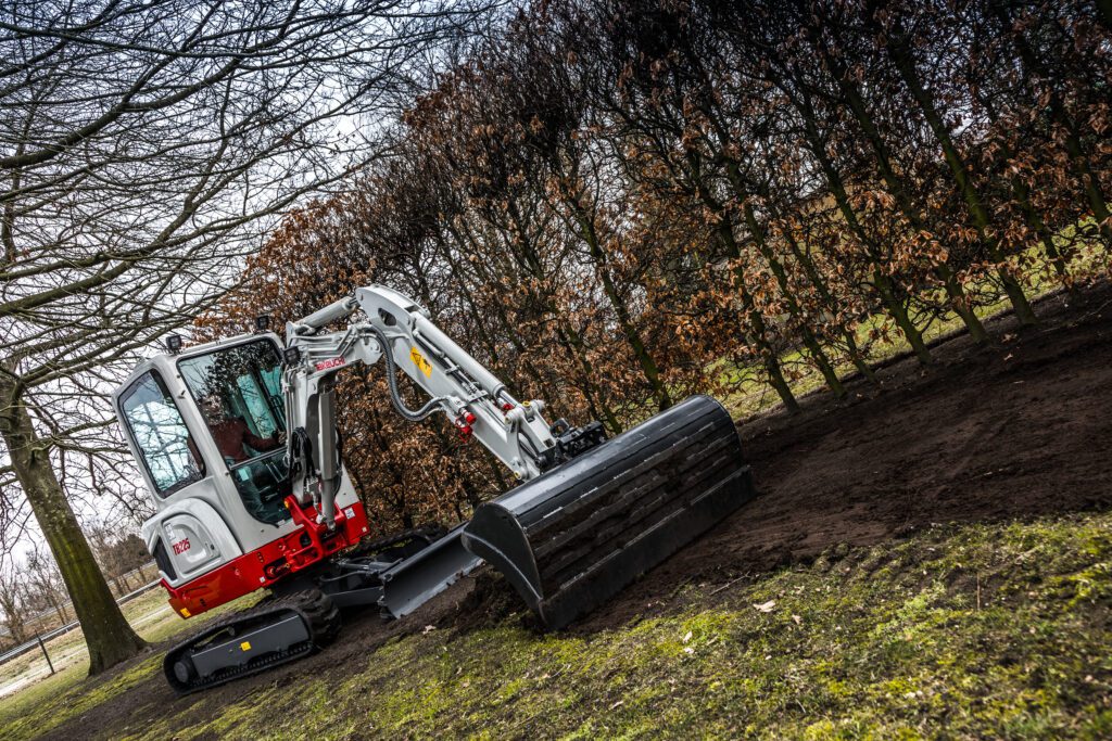 Hovenier aan het werk met slotenbak