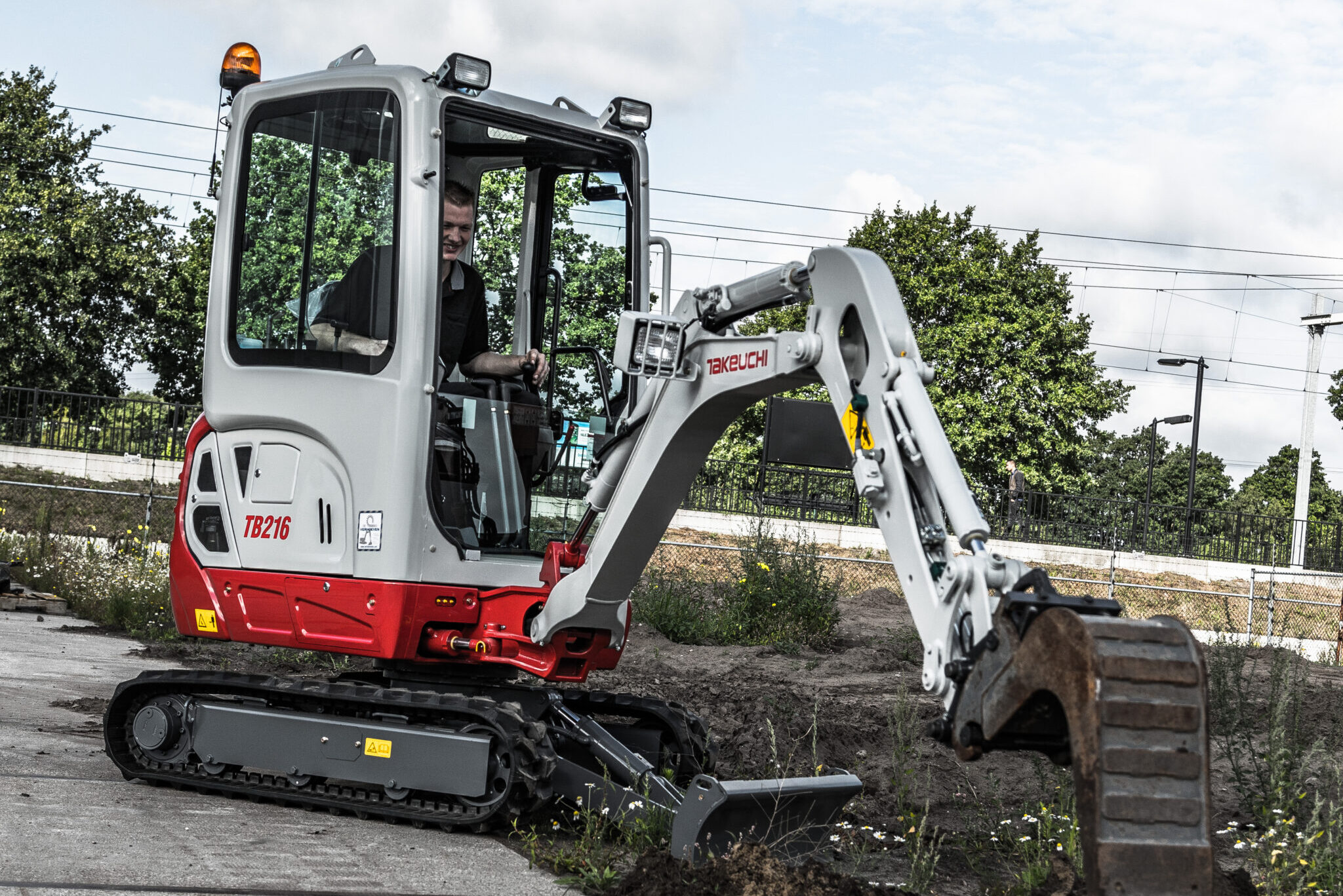 TB216 graaft buiten