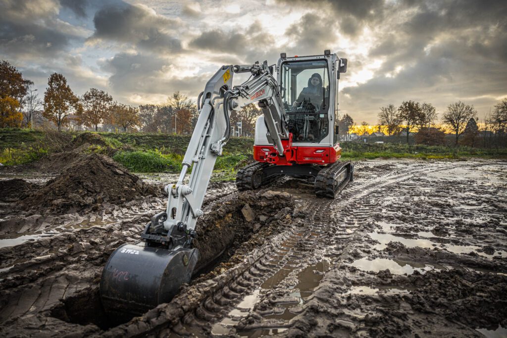 Takeuchi TB335R graafmachine aan het graven