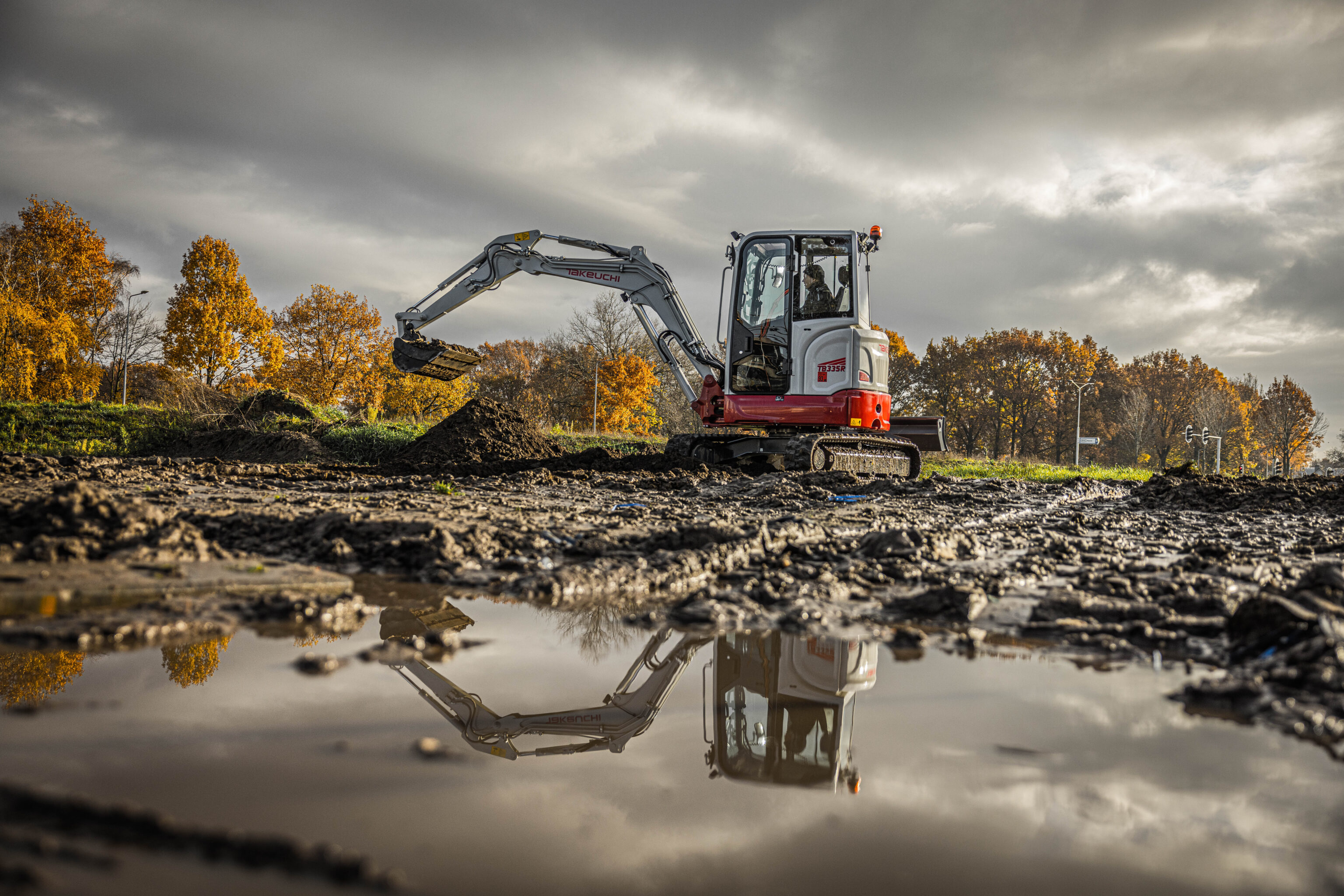 Takeuchi TB335R graafmachine verzet grond