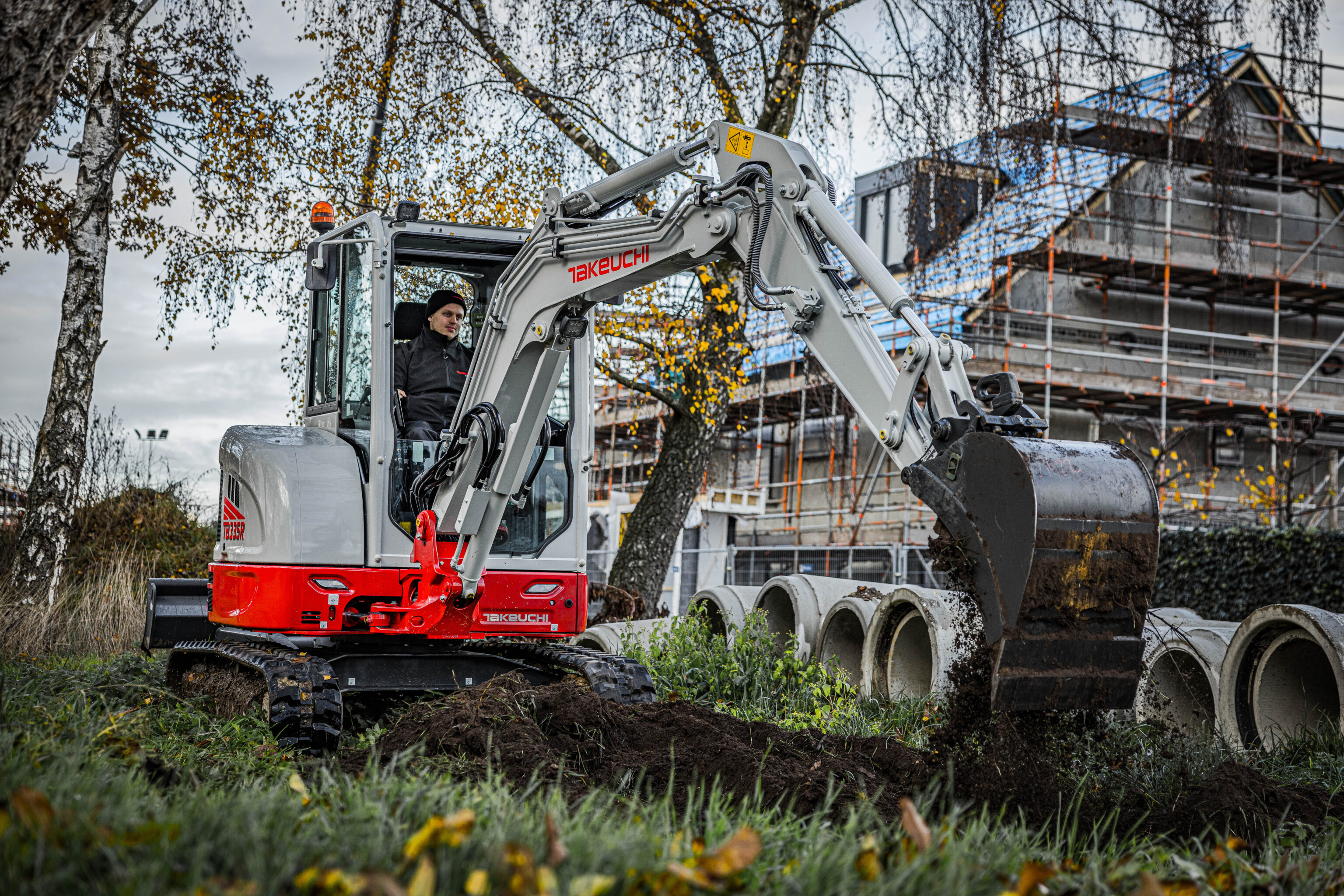 De Takeuchi TB335R in actie tijdens graafwerkzaamheden
