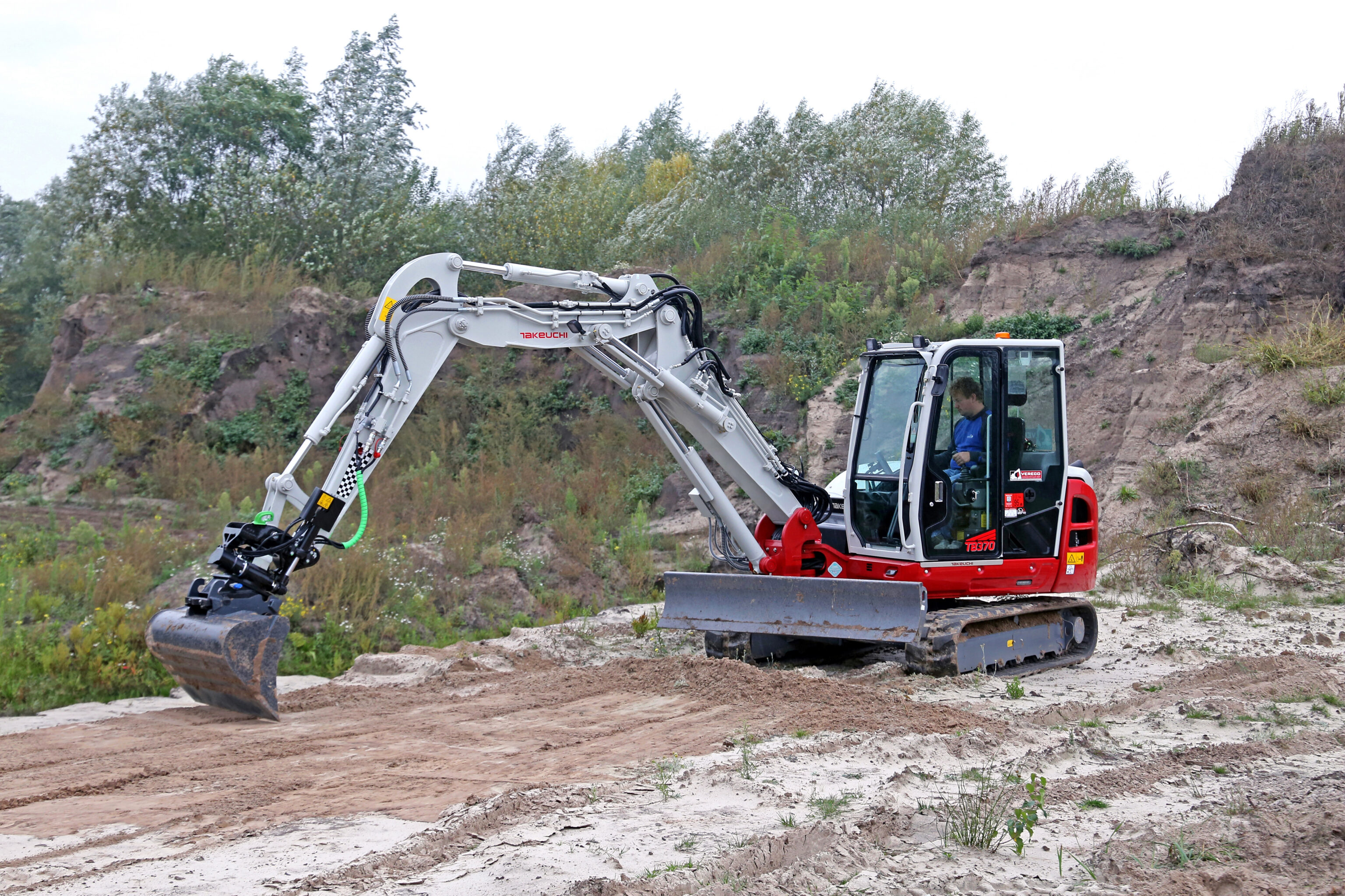 Takeuchi TB370 Two Piece Boom op graafterrein