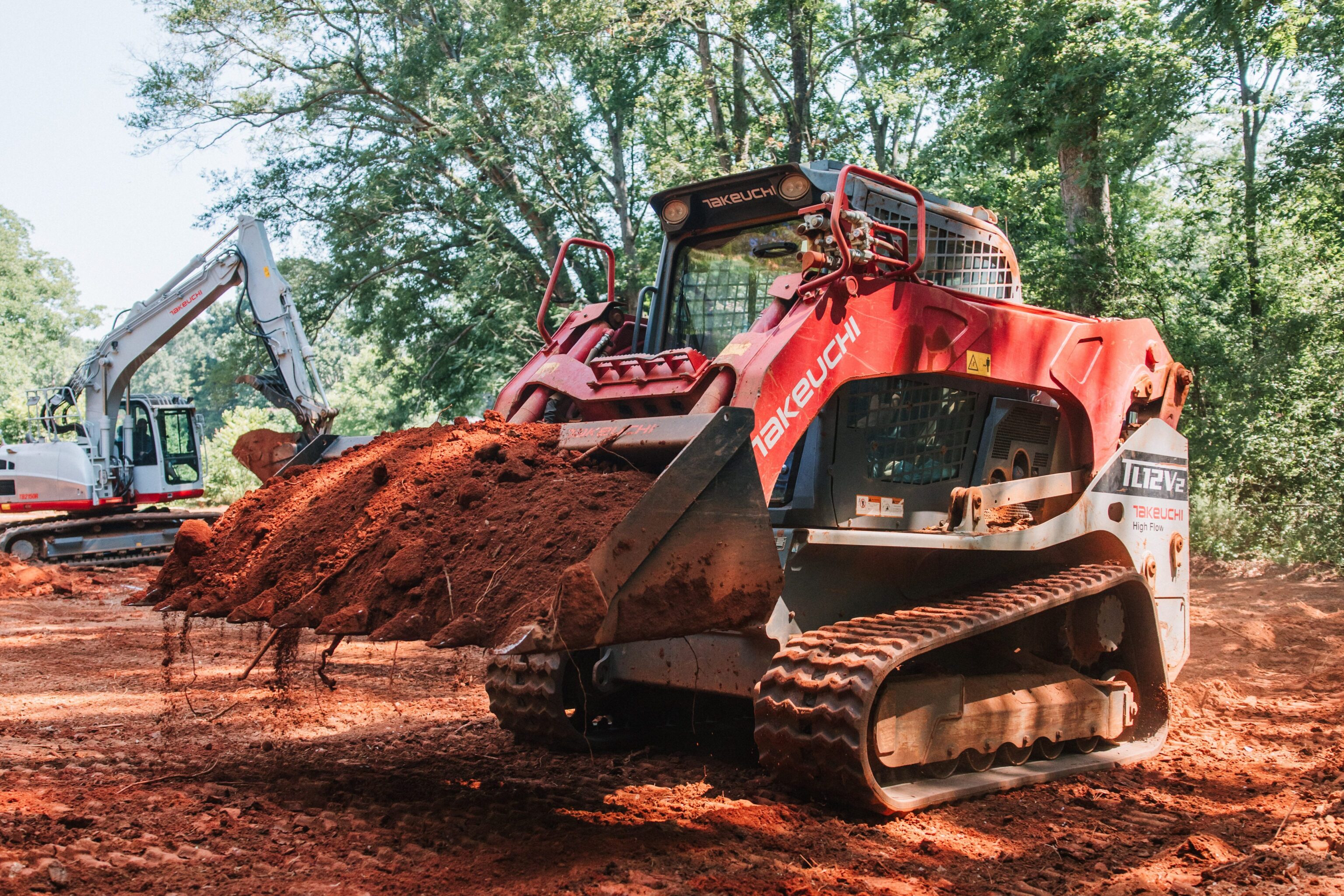 Takeuchi TL12V2 avec godet plein de sable
