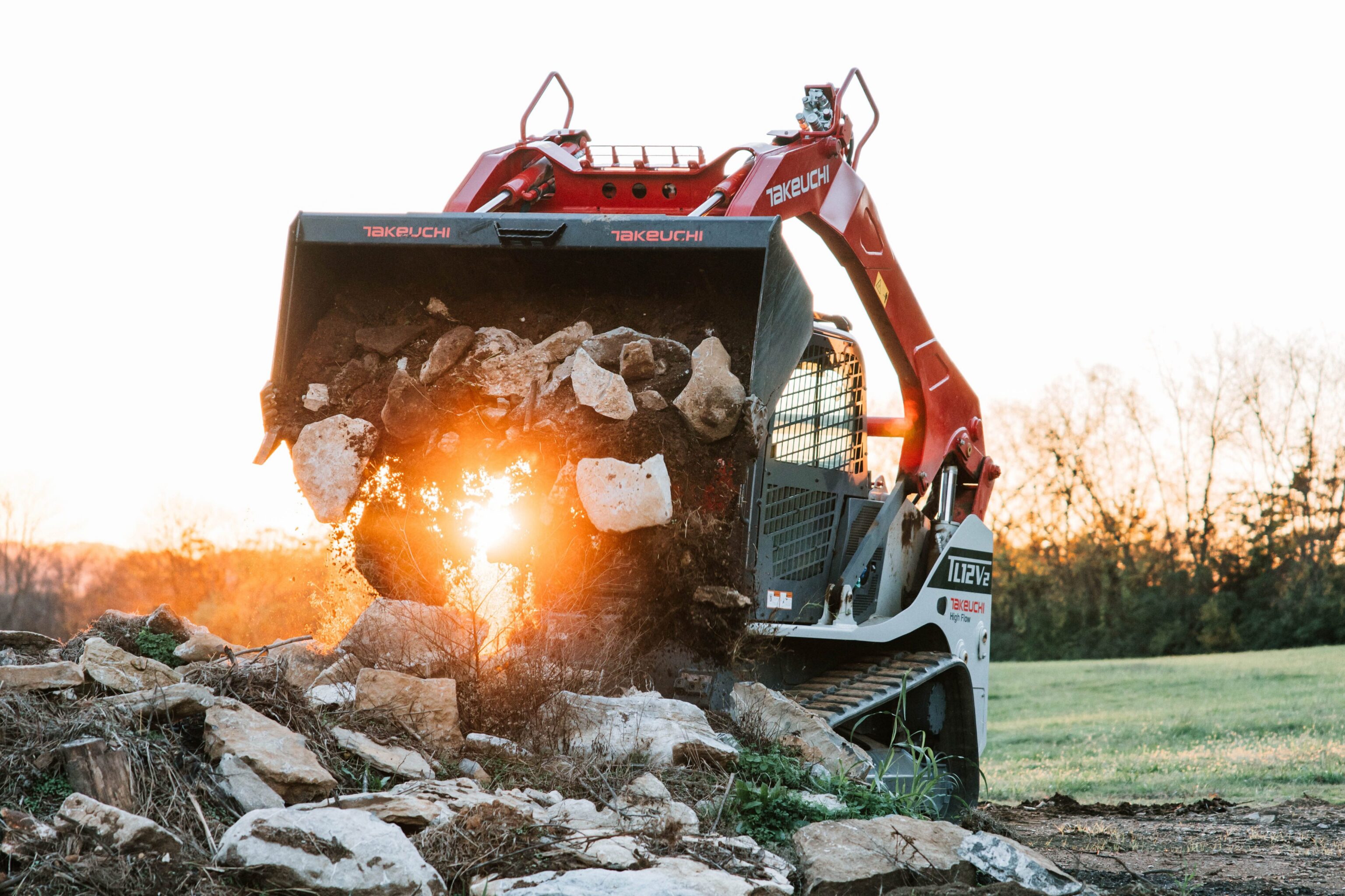 Chargeuse compacte Takeuchi TL12V2 déchargeant des gravats