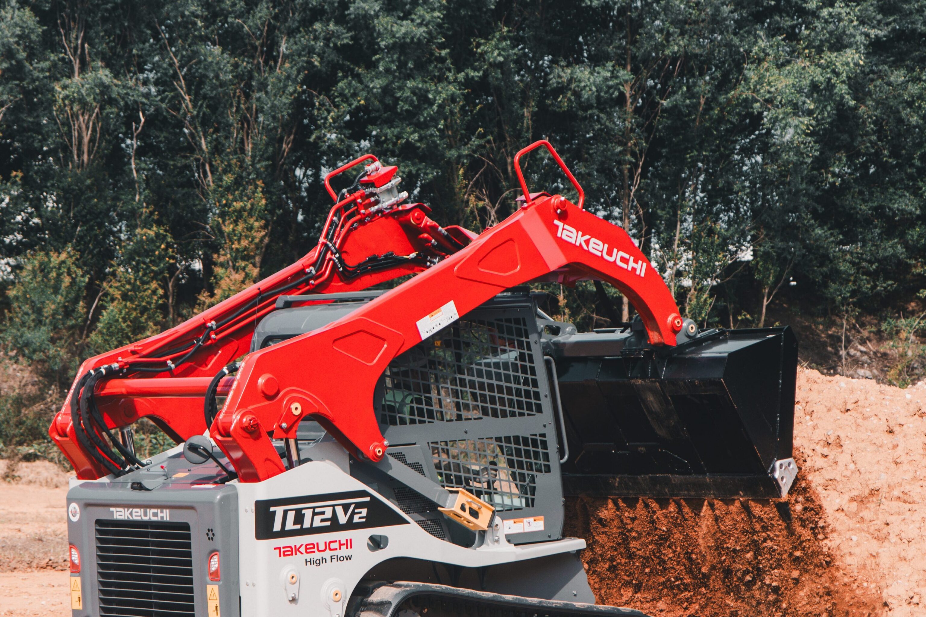Takeuchi TL12V2 déchargeant du sable