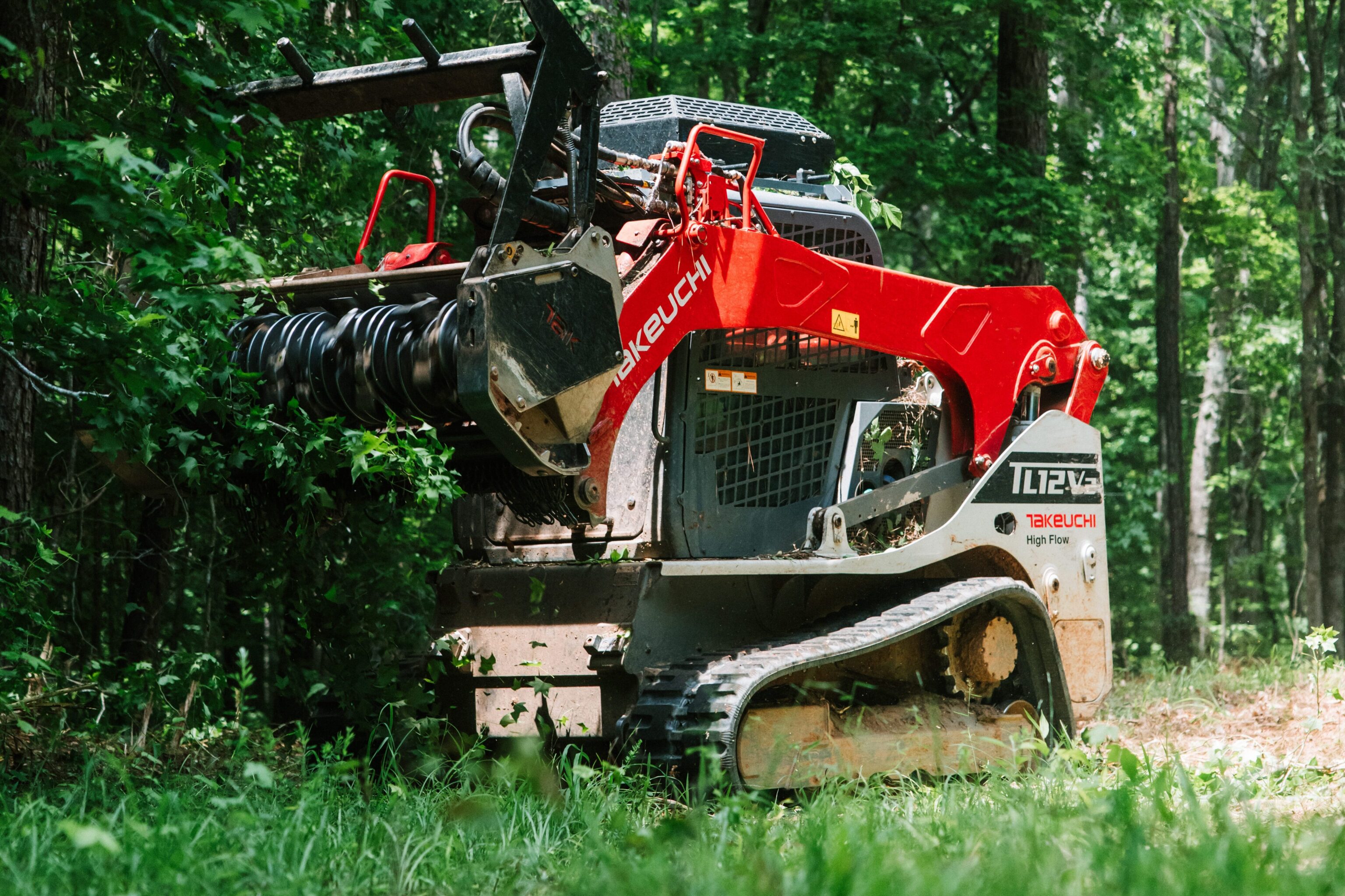 Chargeuse compacte Takeuchi TL12V2 en cours d'élagage