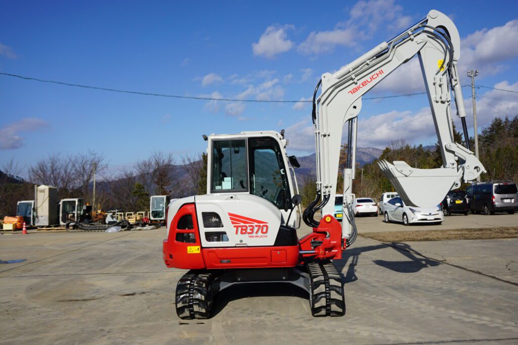 Takeuchi TB370 van de zijkant