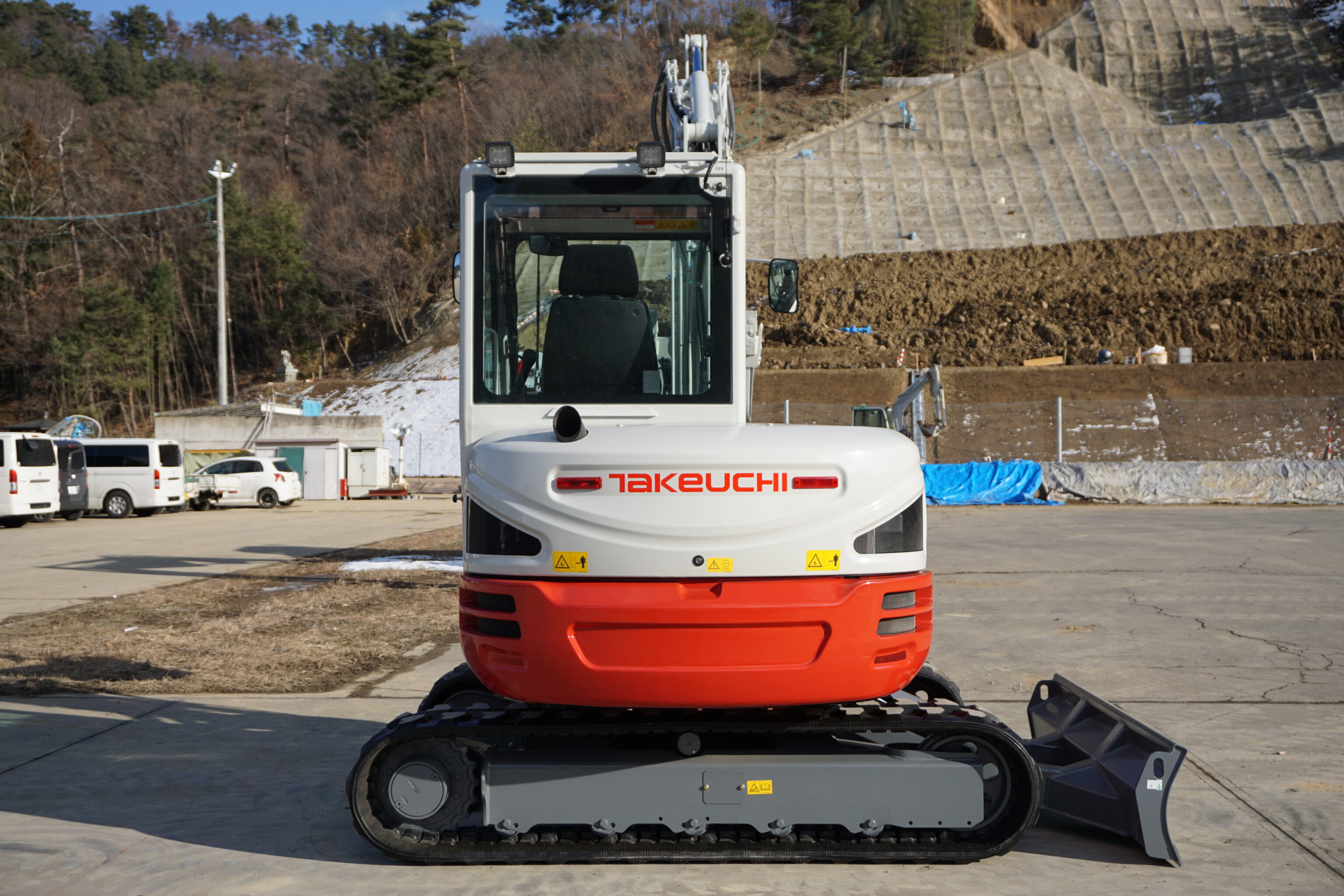Takeuchi TB250-2 graafmachine naar boven gepositioneerde uitlaat