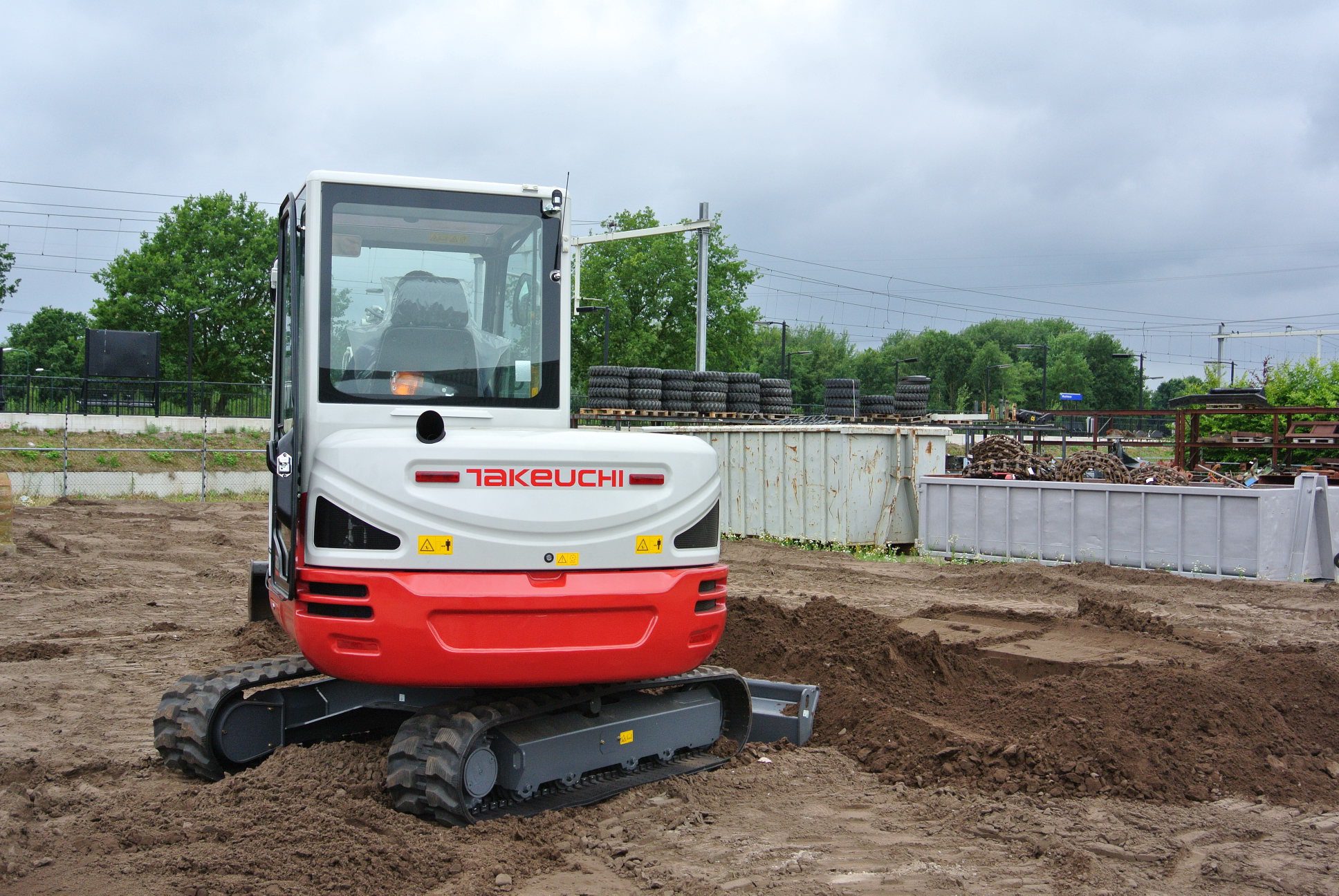 Takeuchi TB240 naar boven gepositioneerde uitlaat