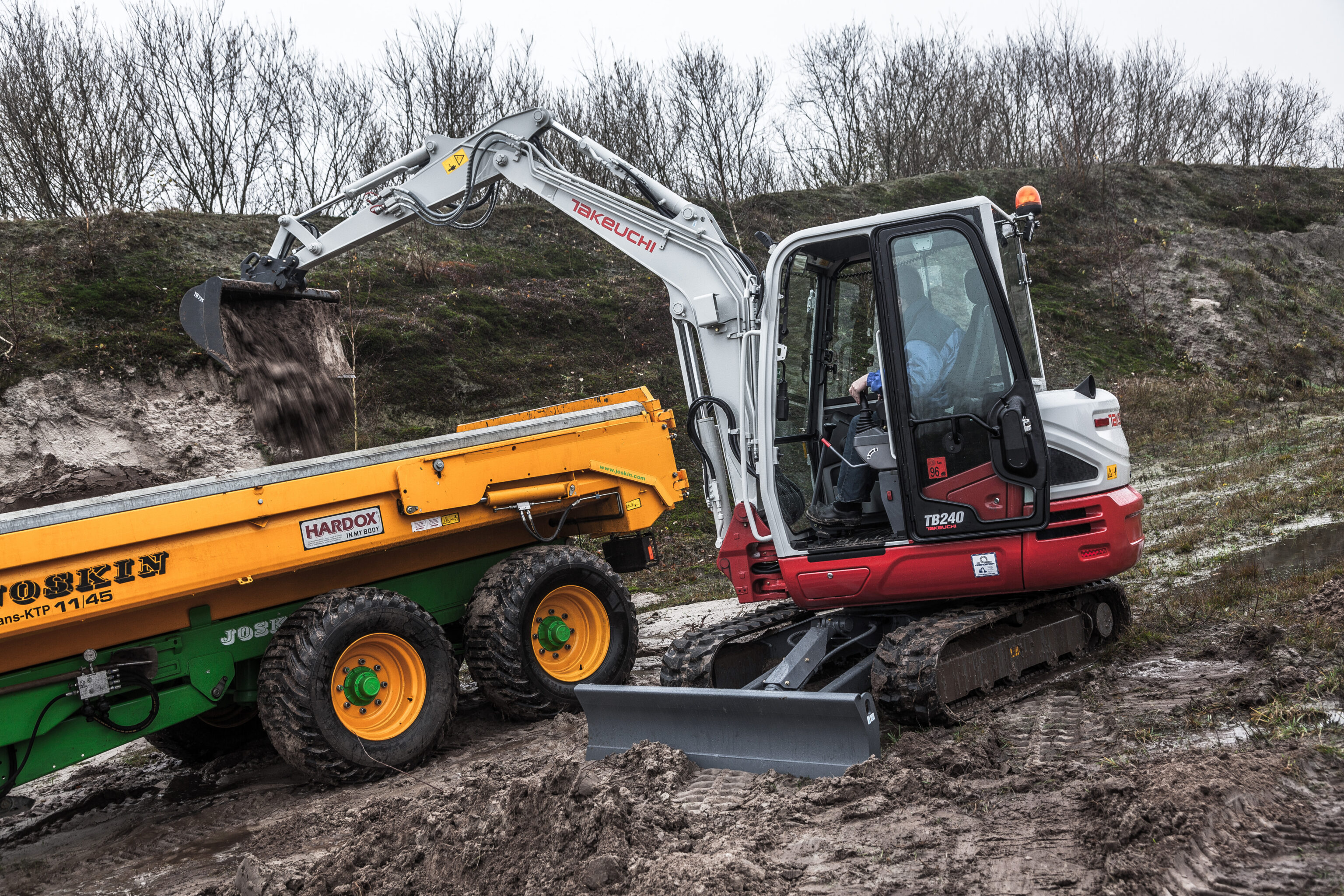 Minipelle Takeuchi TB240 avec flèche levée