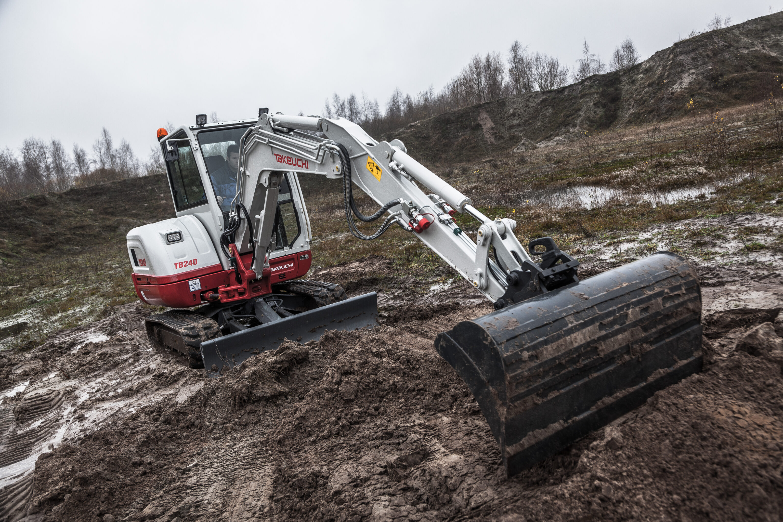 Takeuchi TB240 en train de creuser