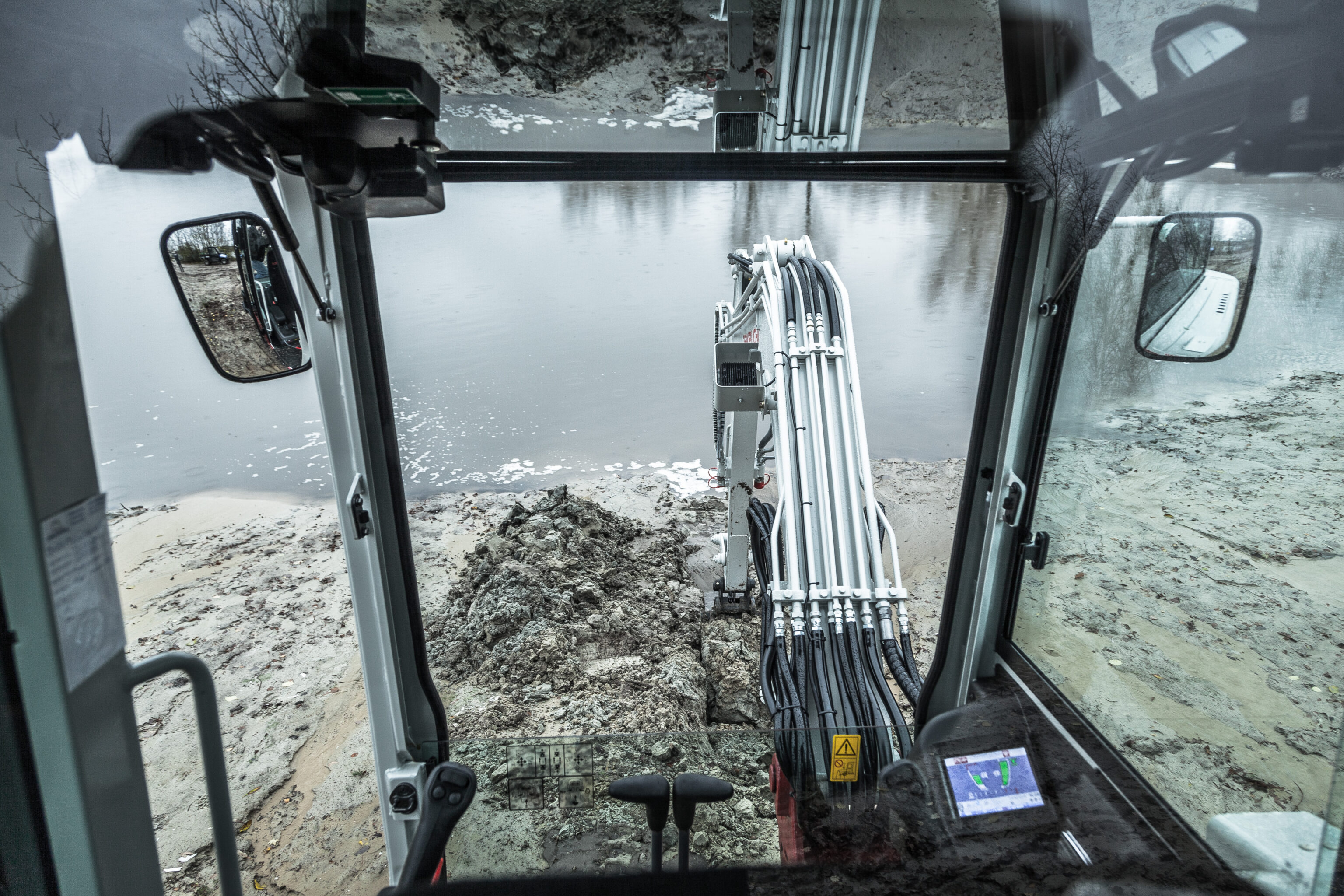 Takeuchi TB240 graafmachine ruime cabine met vlakke ramen