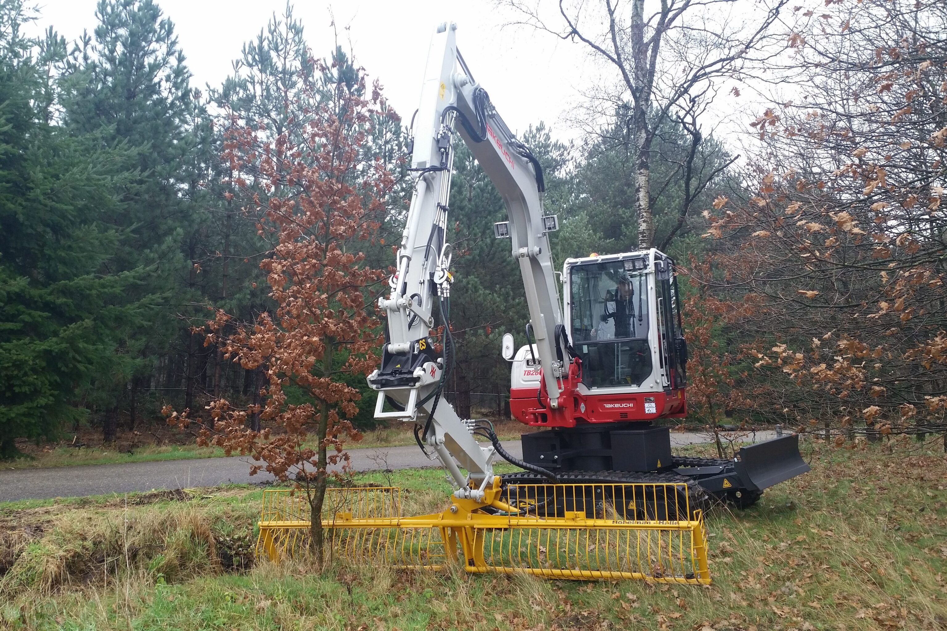 Pelle Takeuchi TB260 avec panier faucheur sur un accotement