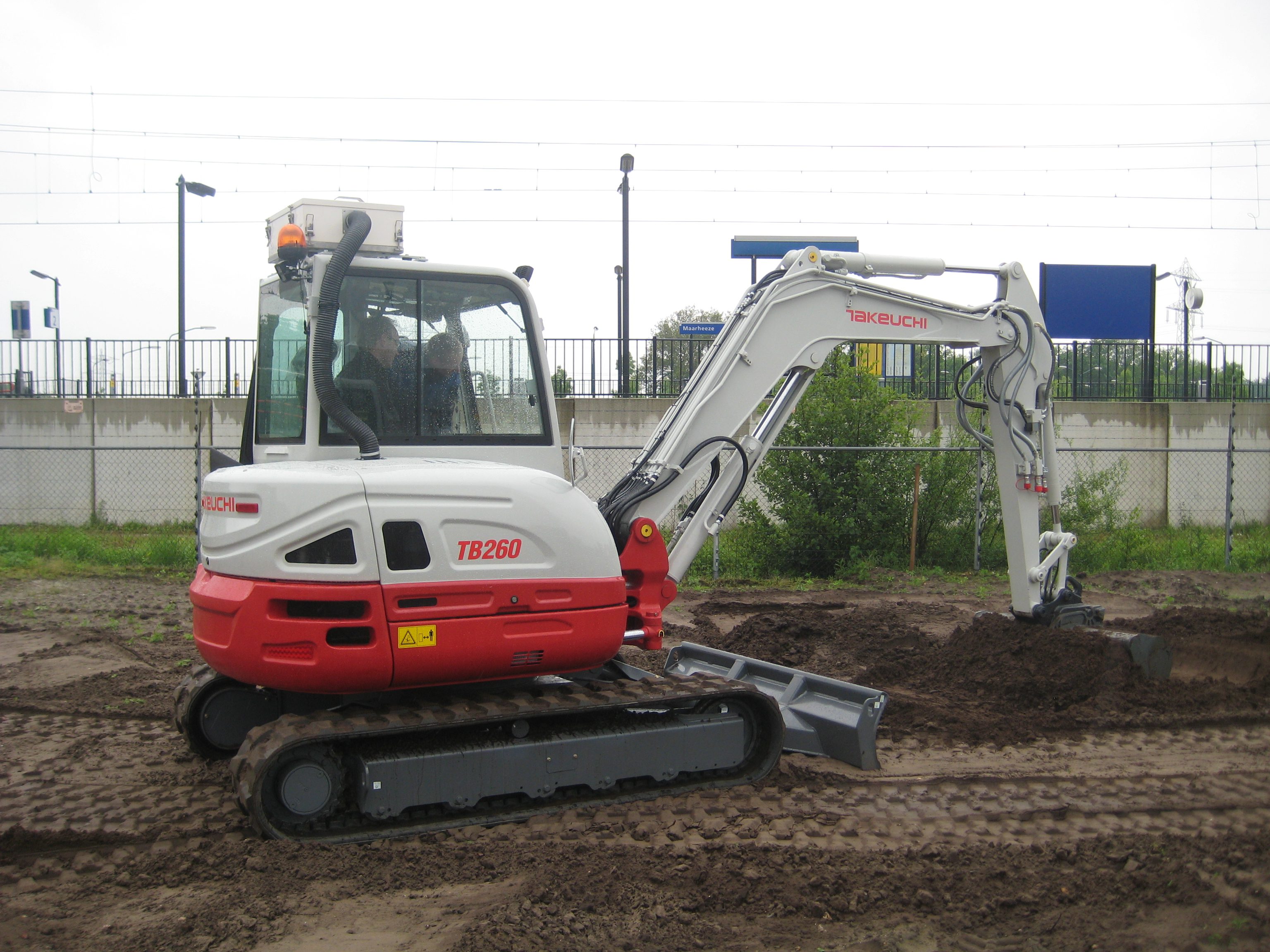 Pelle Takeuchi TB260 à flèche courbée