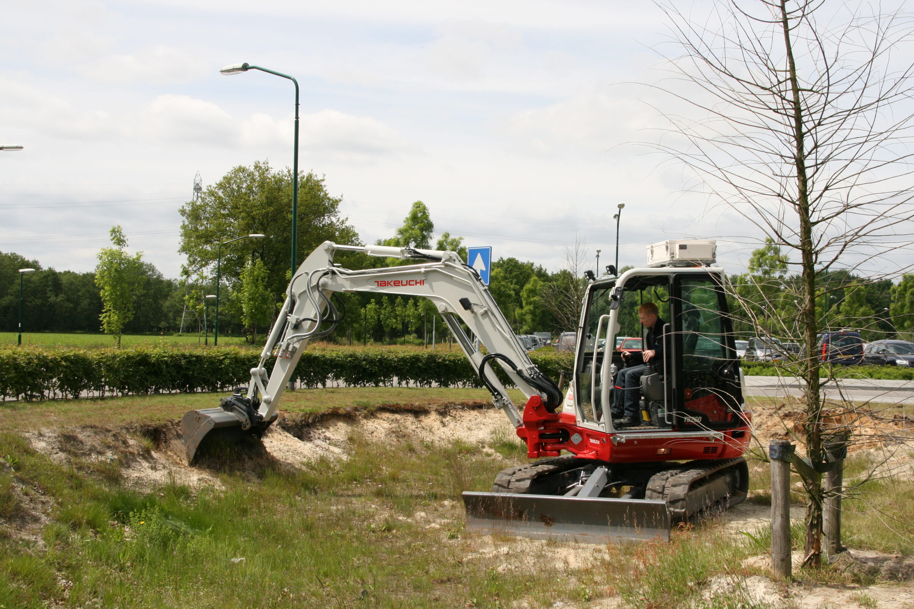 Pelle Takeuchi TB260 creusant sur un parterre