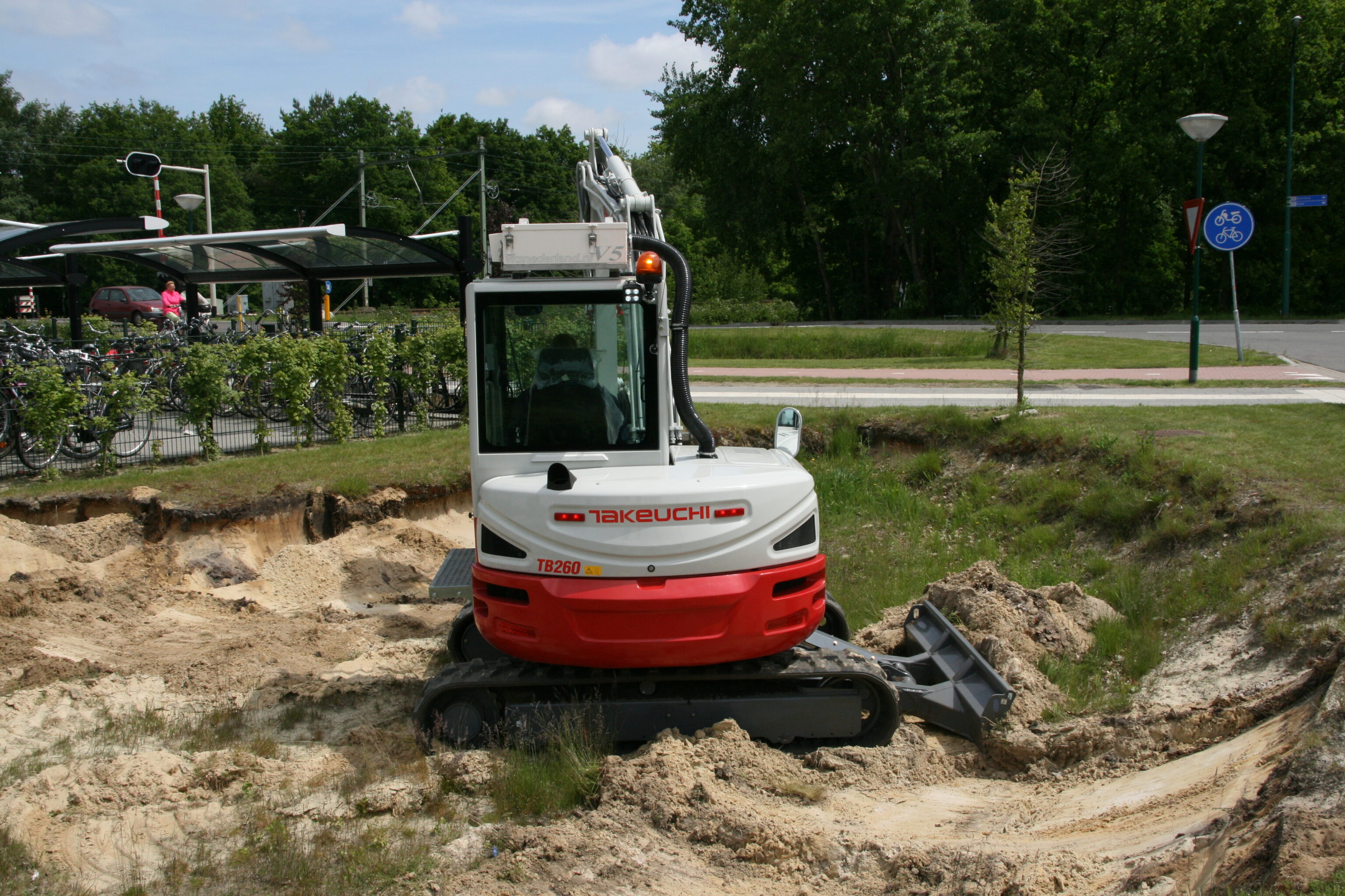 Pelle Takeuchi TB260 avec échappement en position haute