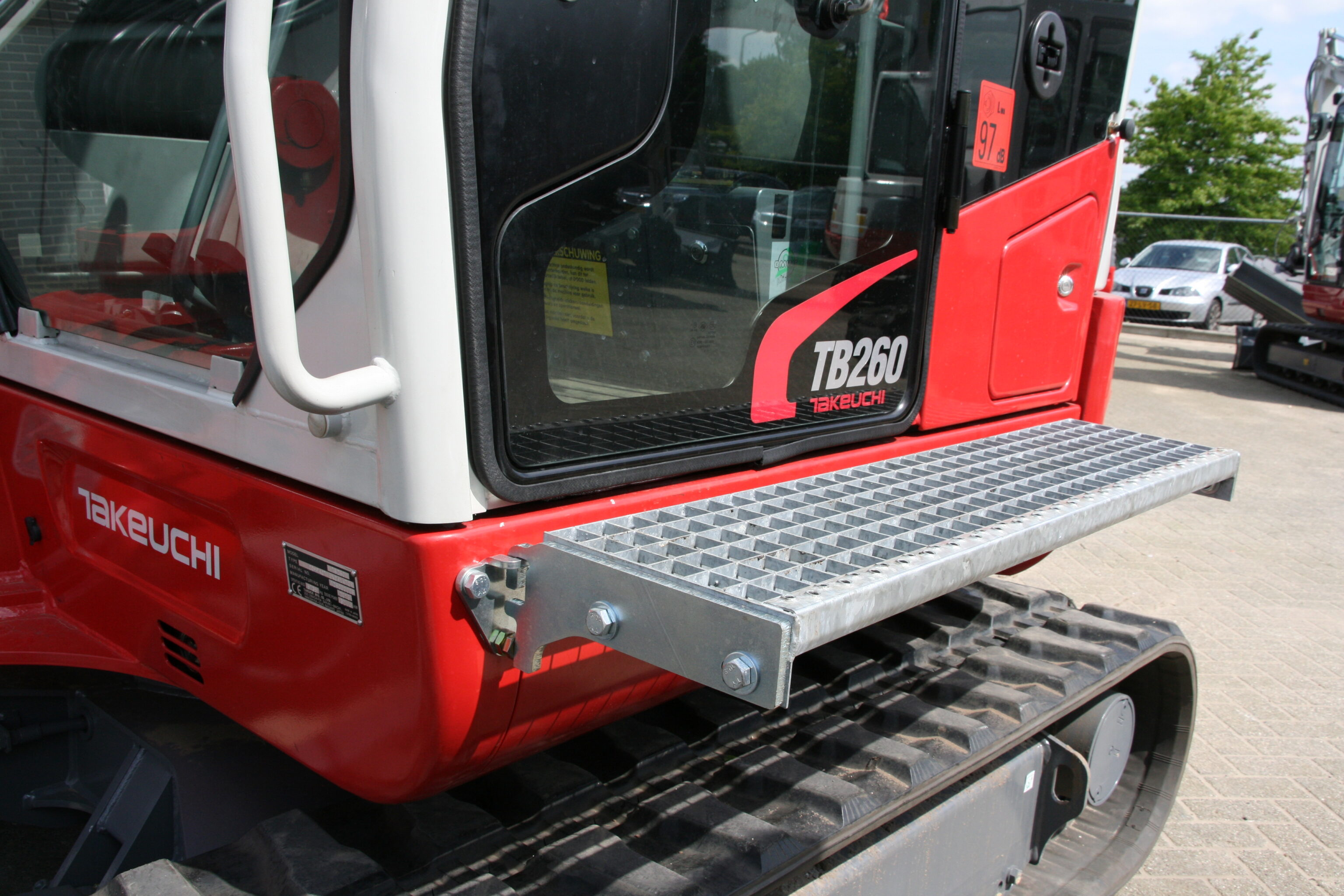 Grille d’accès de la pelle Takeuchi TB260