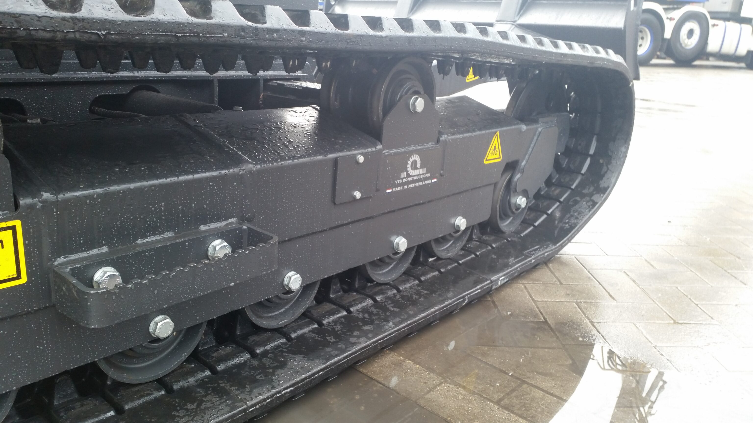 Pelle Takeuchi TB260 équipée de chenilles en caoutchouc à pas court à trois brides