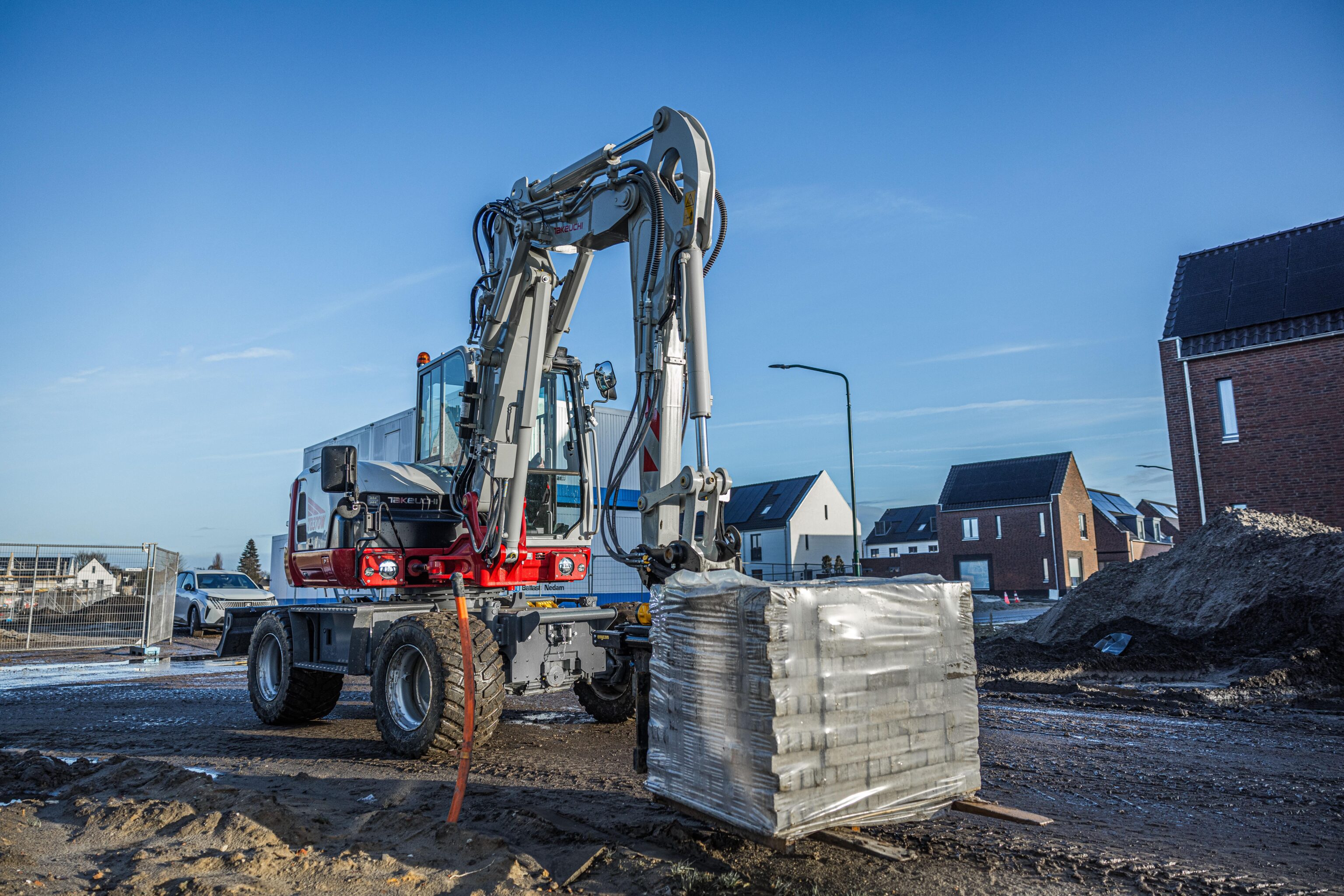 Takeuchi TB370W mobiele kraan met pallet stenen op palletvorken
