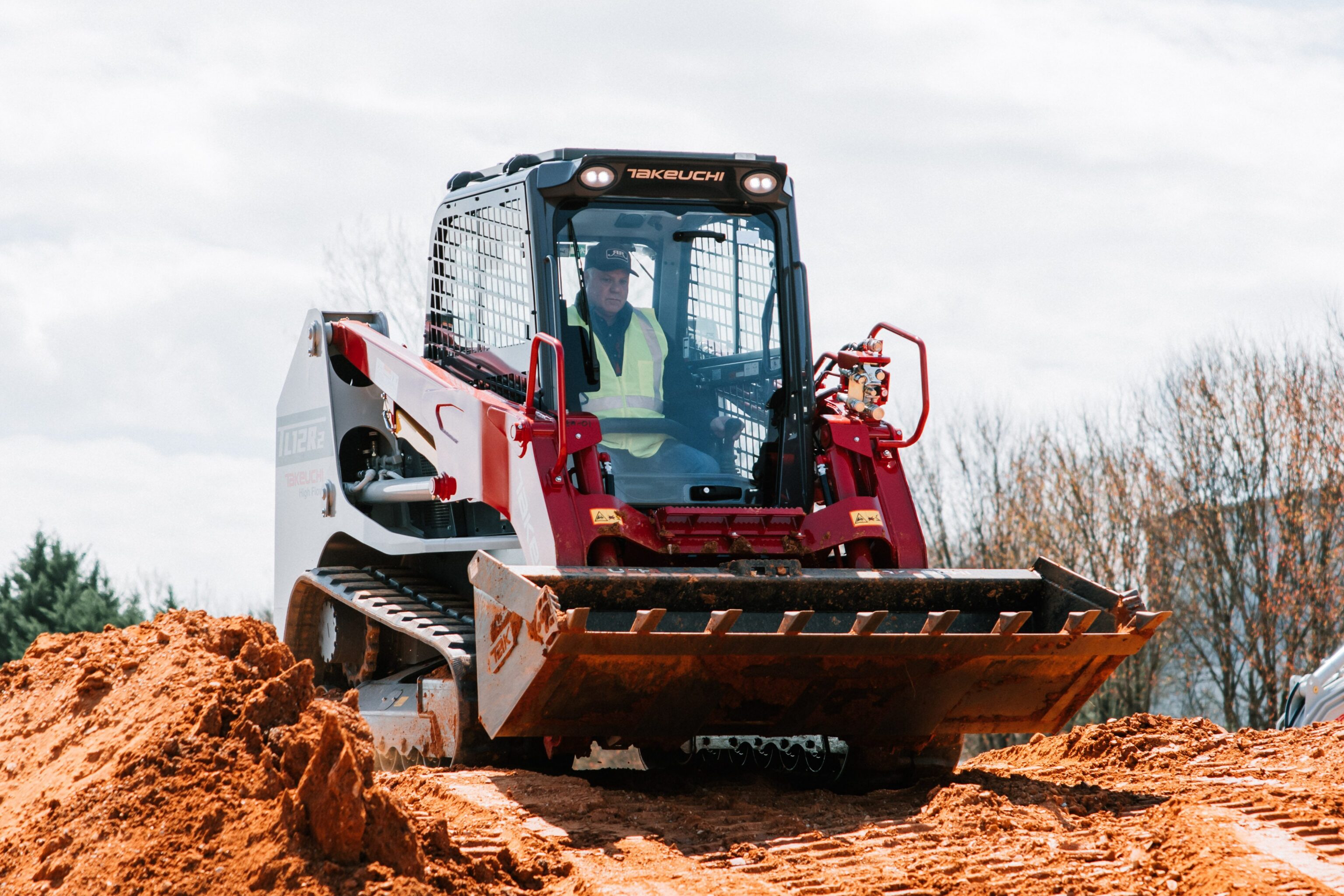 Takeuchi TL12R2 op een hoop zand