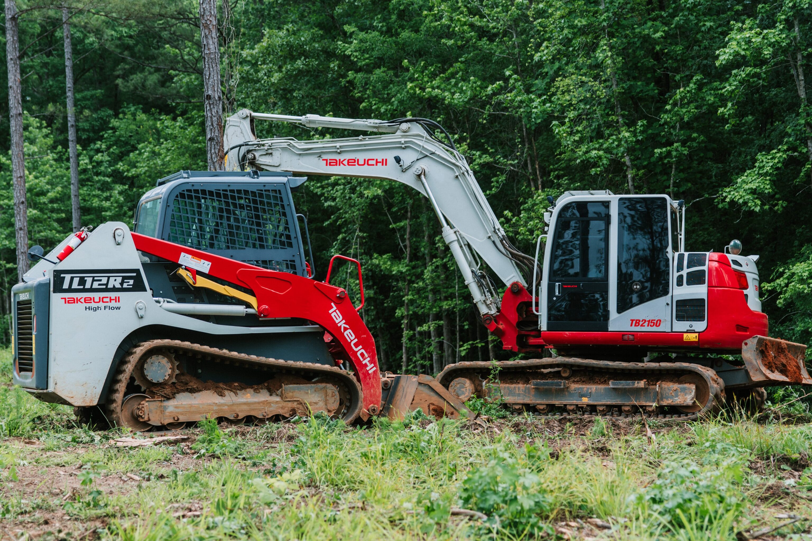 Takeuchi TL12R2 schranklader samen met Takeuchi TB2150