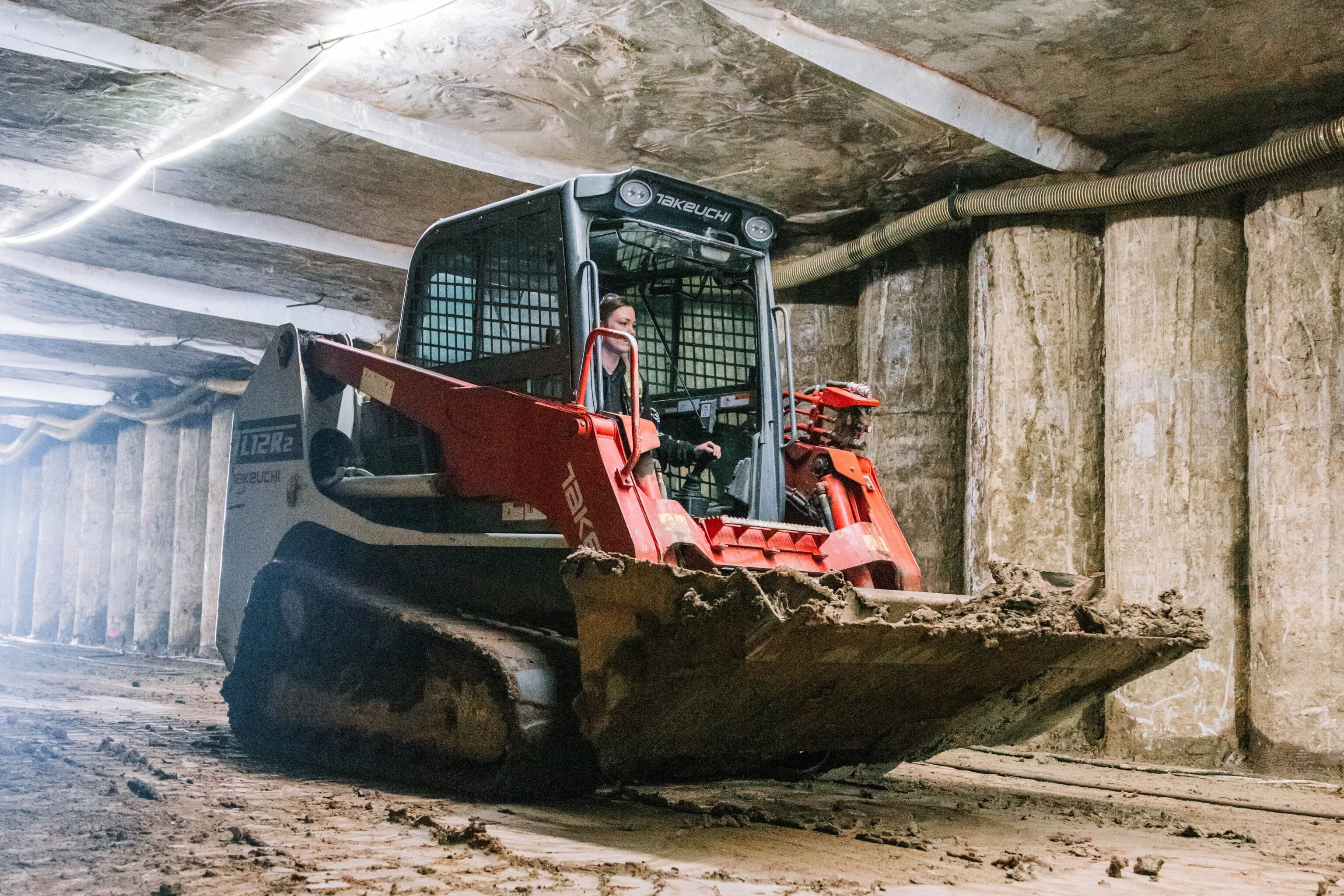 TL12R2 schranklader in een tunnel