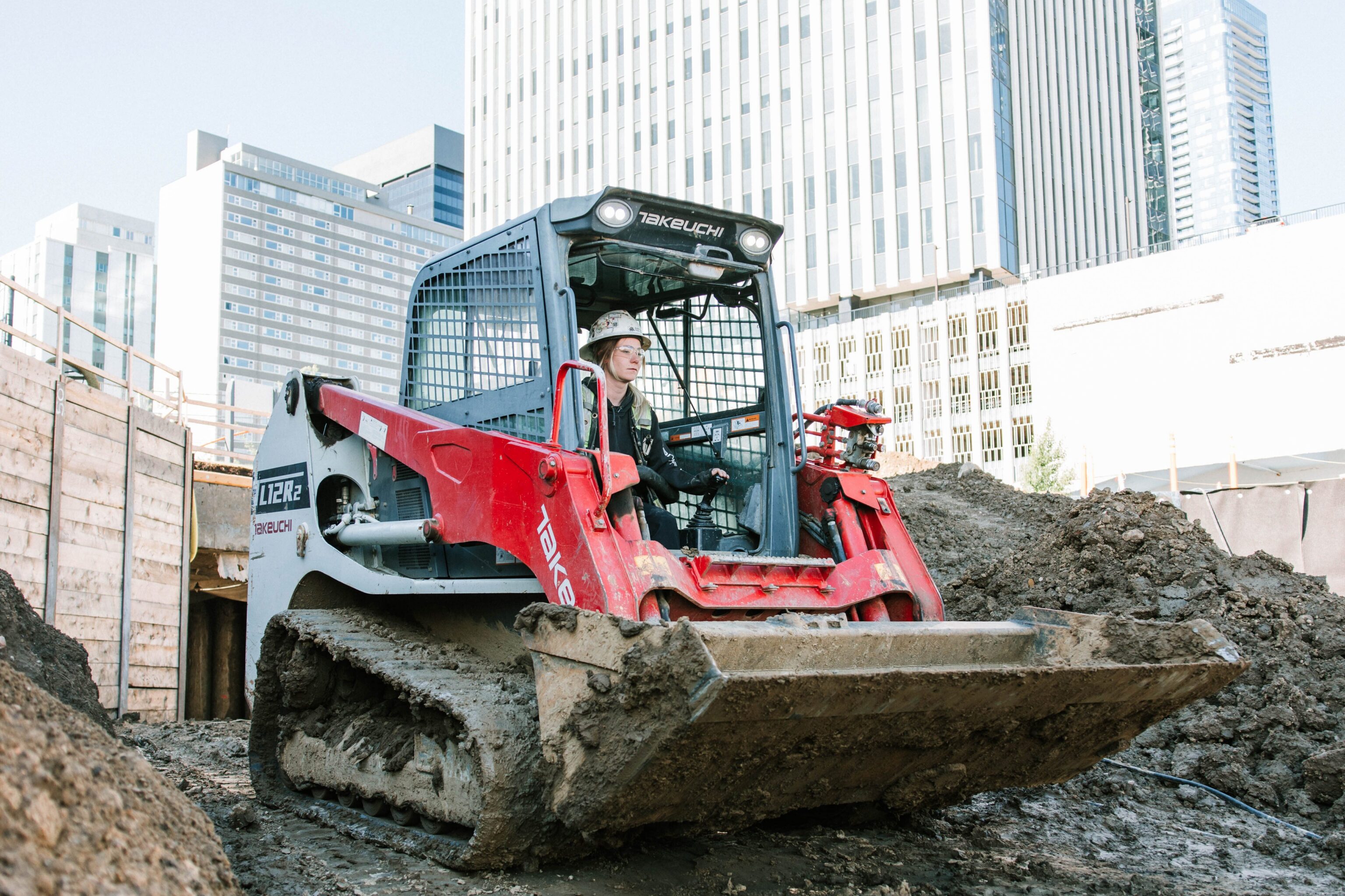 Takeuchi TL12R2 schranklader bij een flatgebouw
