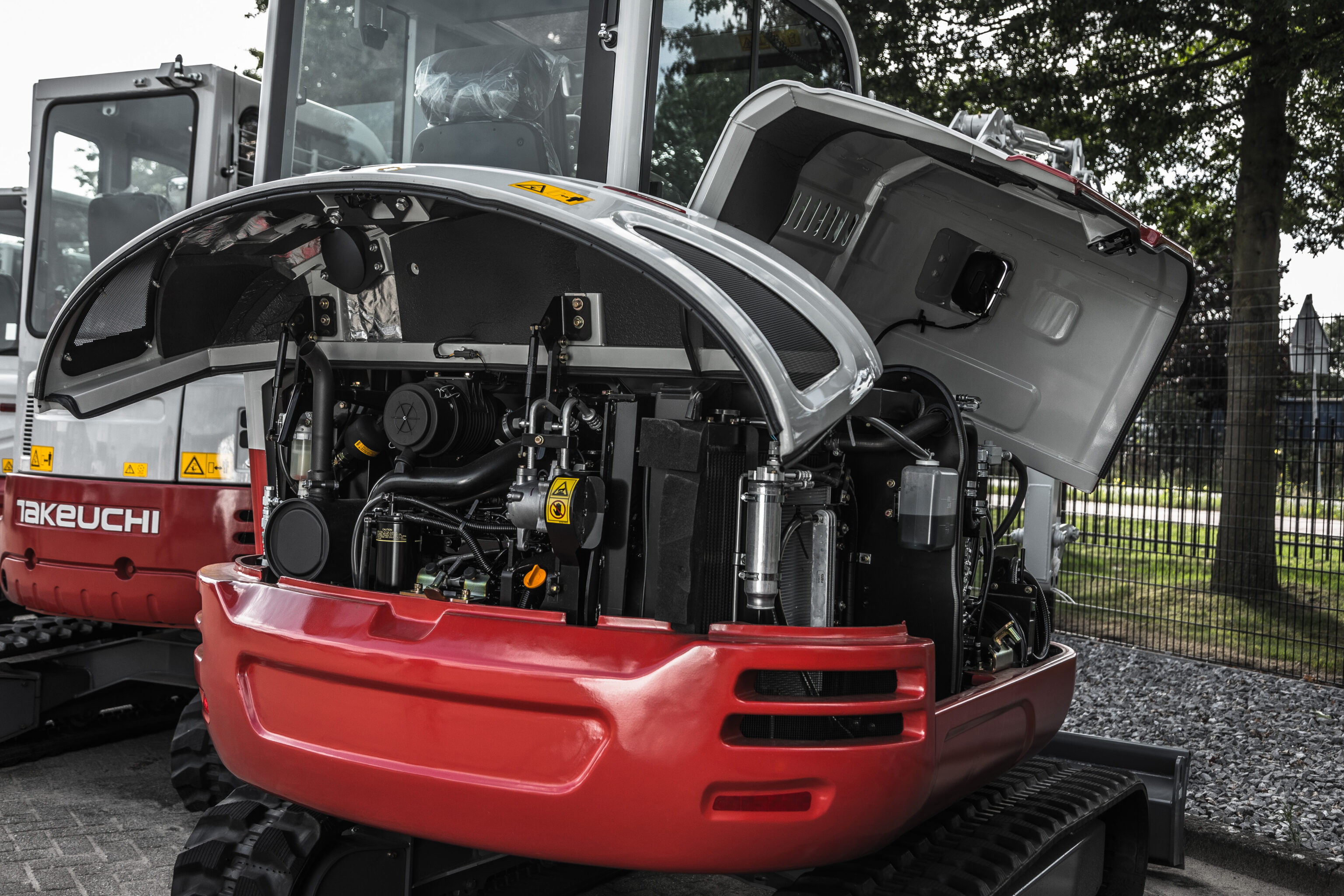 Takeuchi TB240 graafmachine moterkap met gasveren