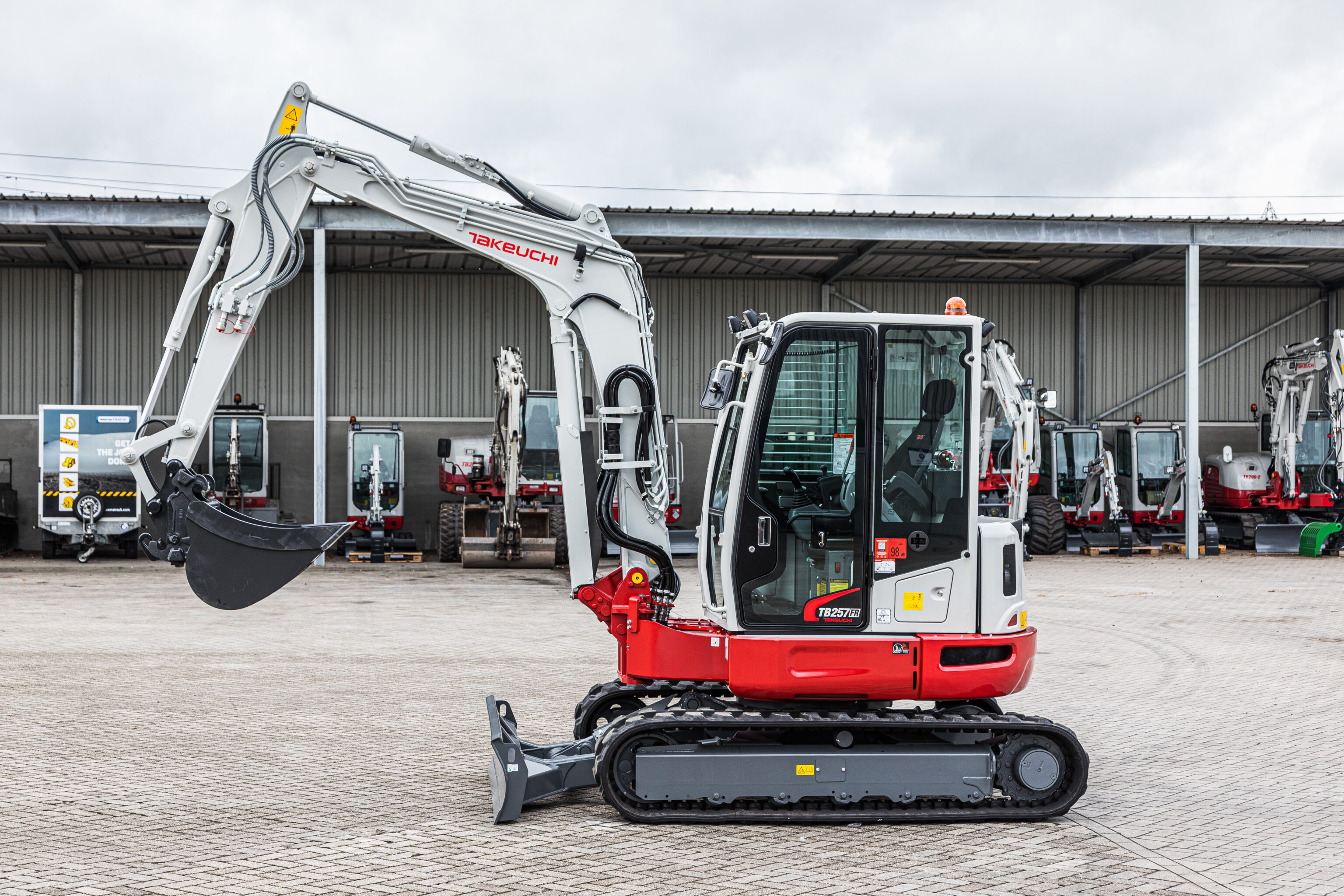 Pelle Takeuchi TB257FR vue de profil