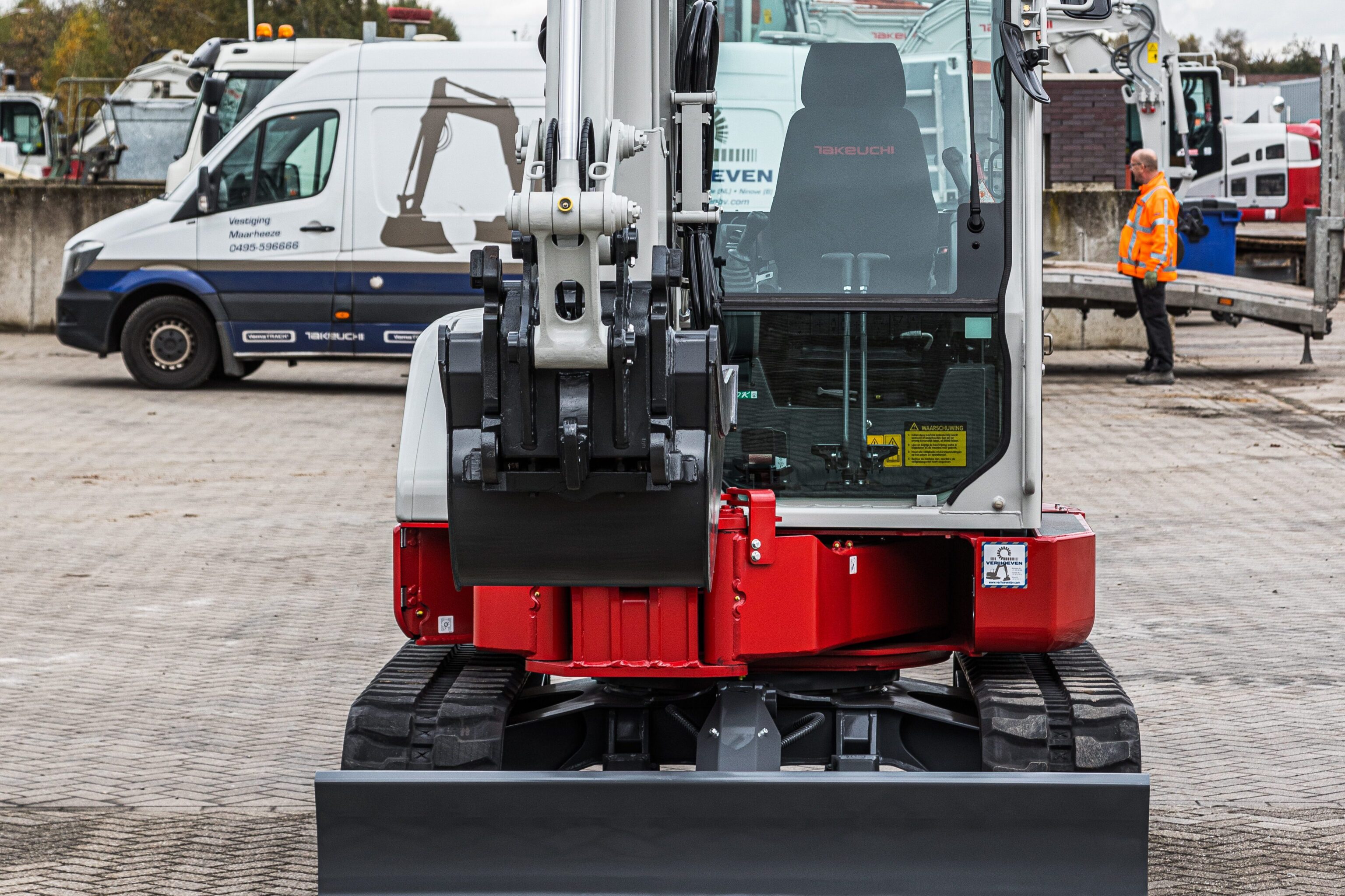 Pelle Takeuchi TB257FR vue de face