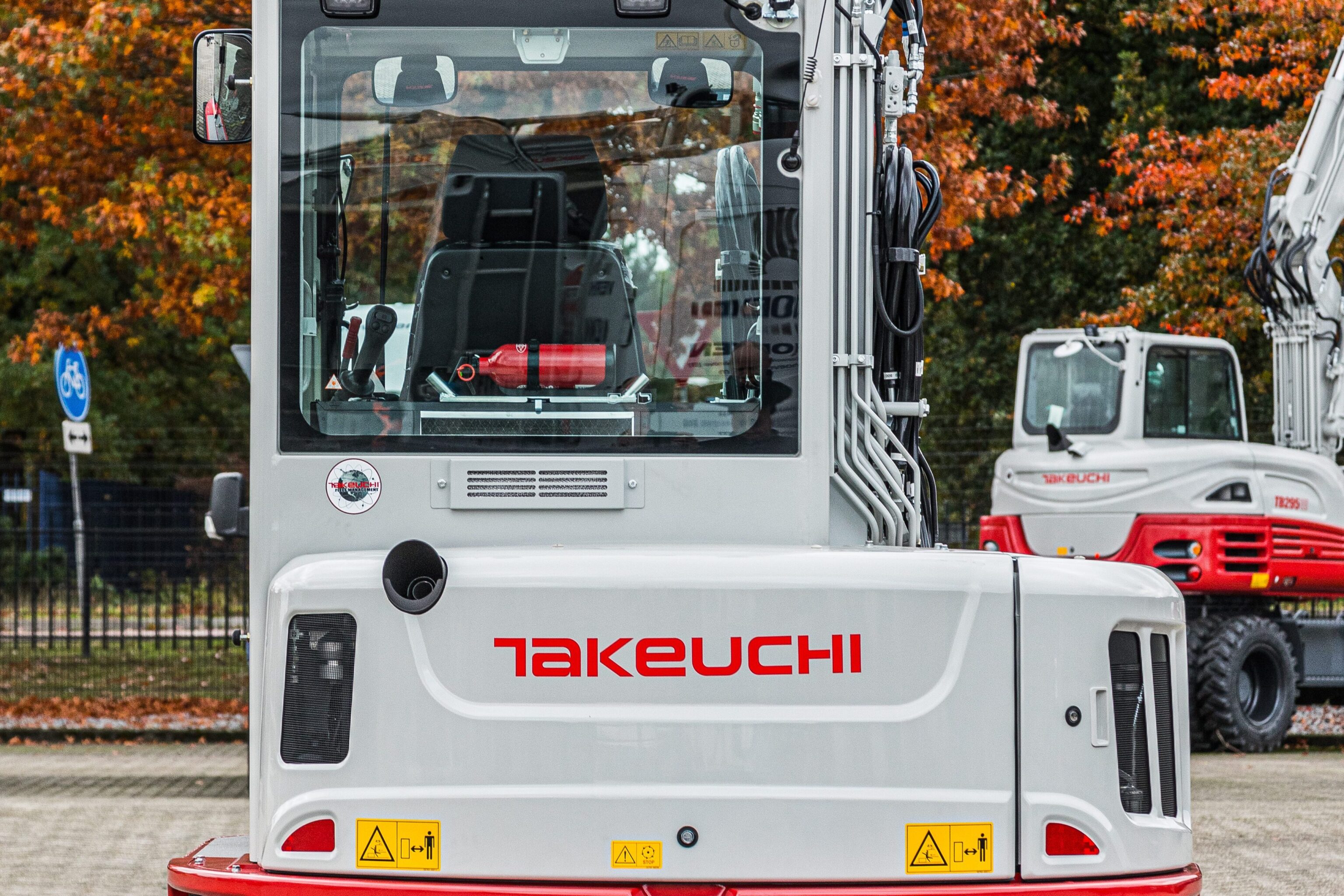 Pelle Takeuchi TB257FR vue arrière de la cabine