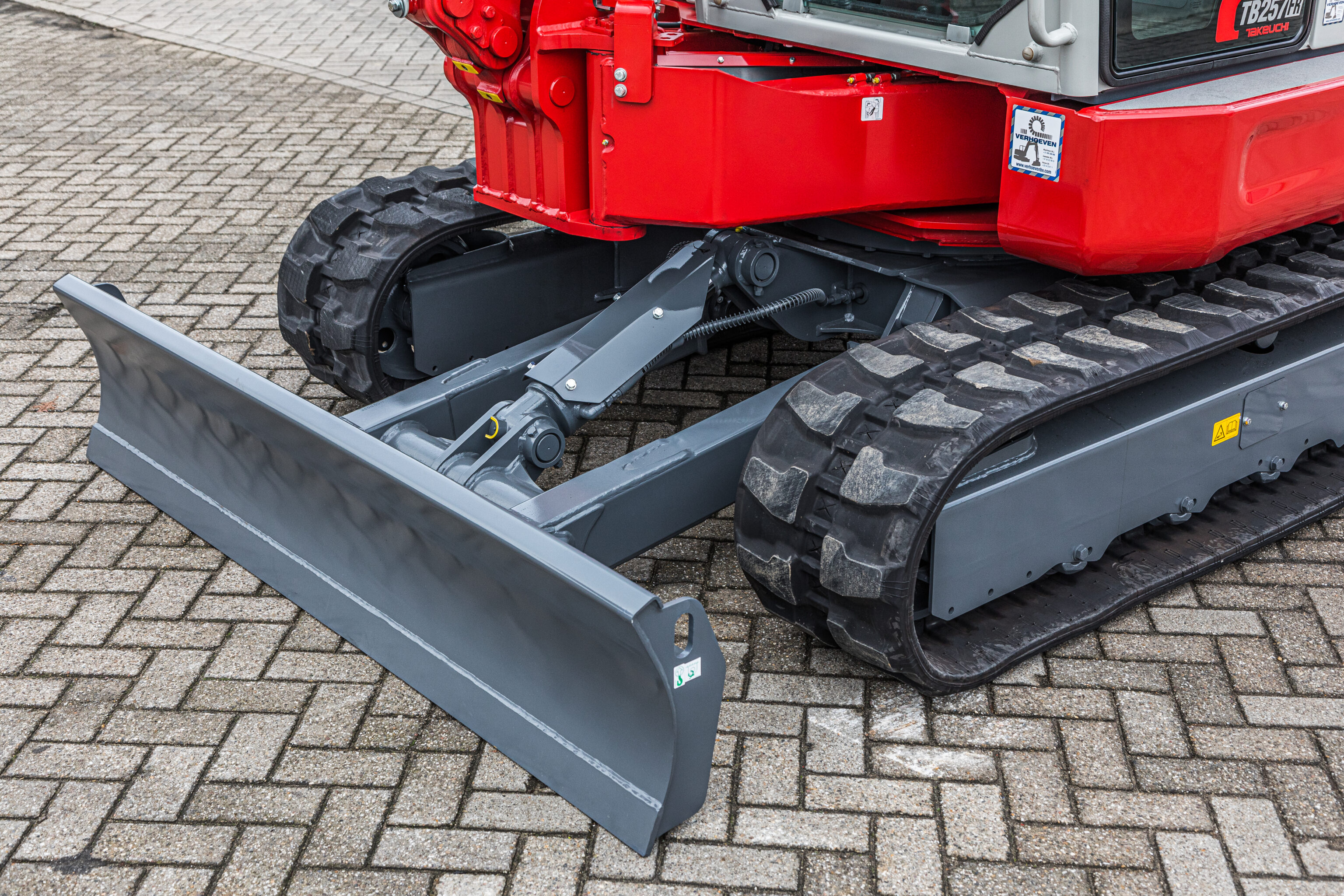 Takeuchi TB257FR graafmachine naar voren gepositioneerd dozerblad